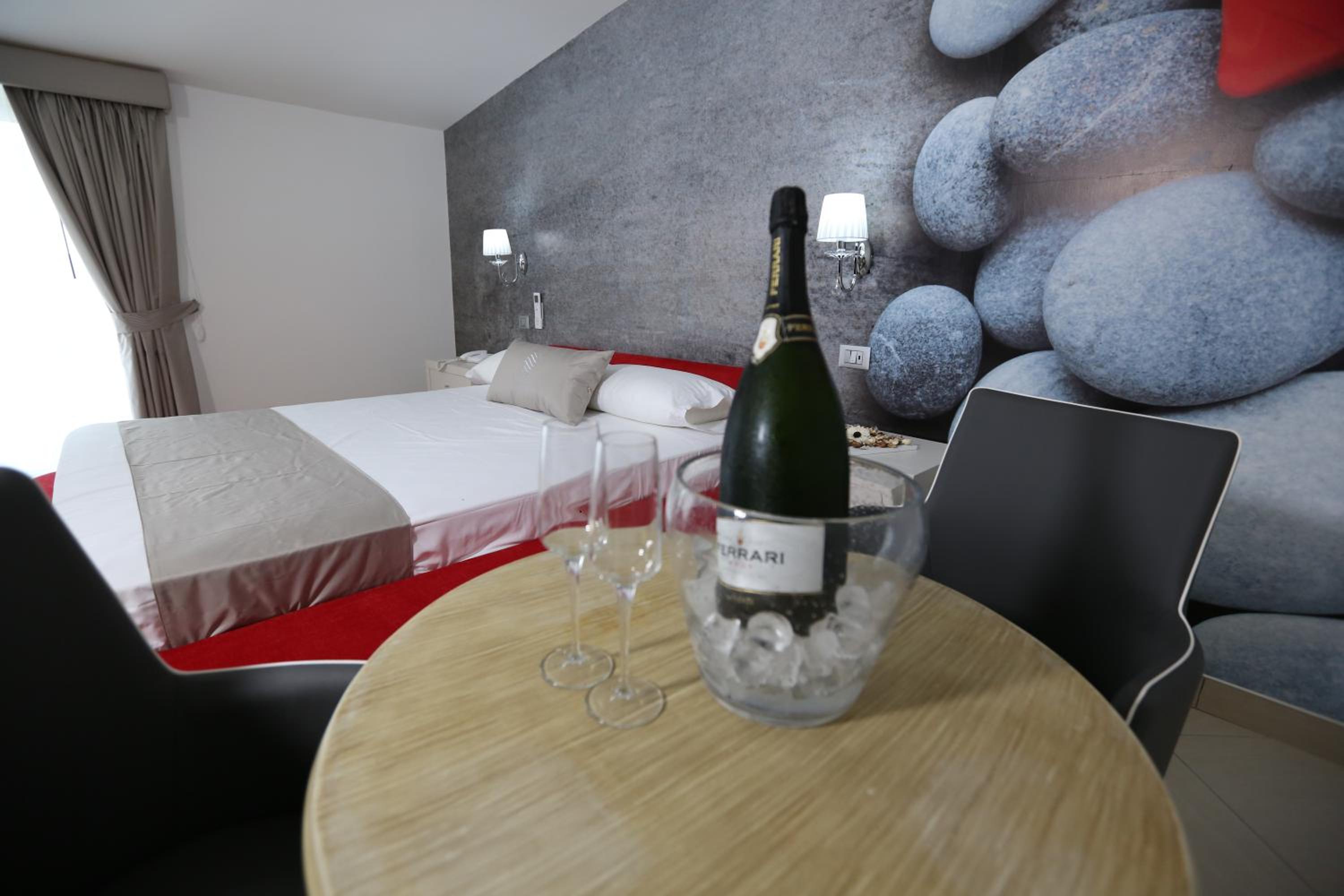 Luxury Suite with Spa Bath - Photo 4
