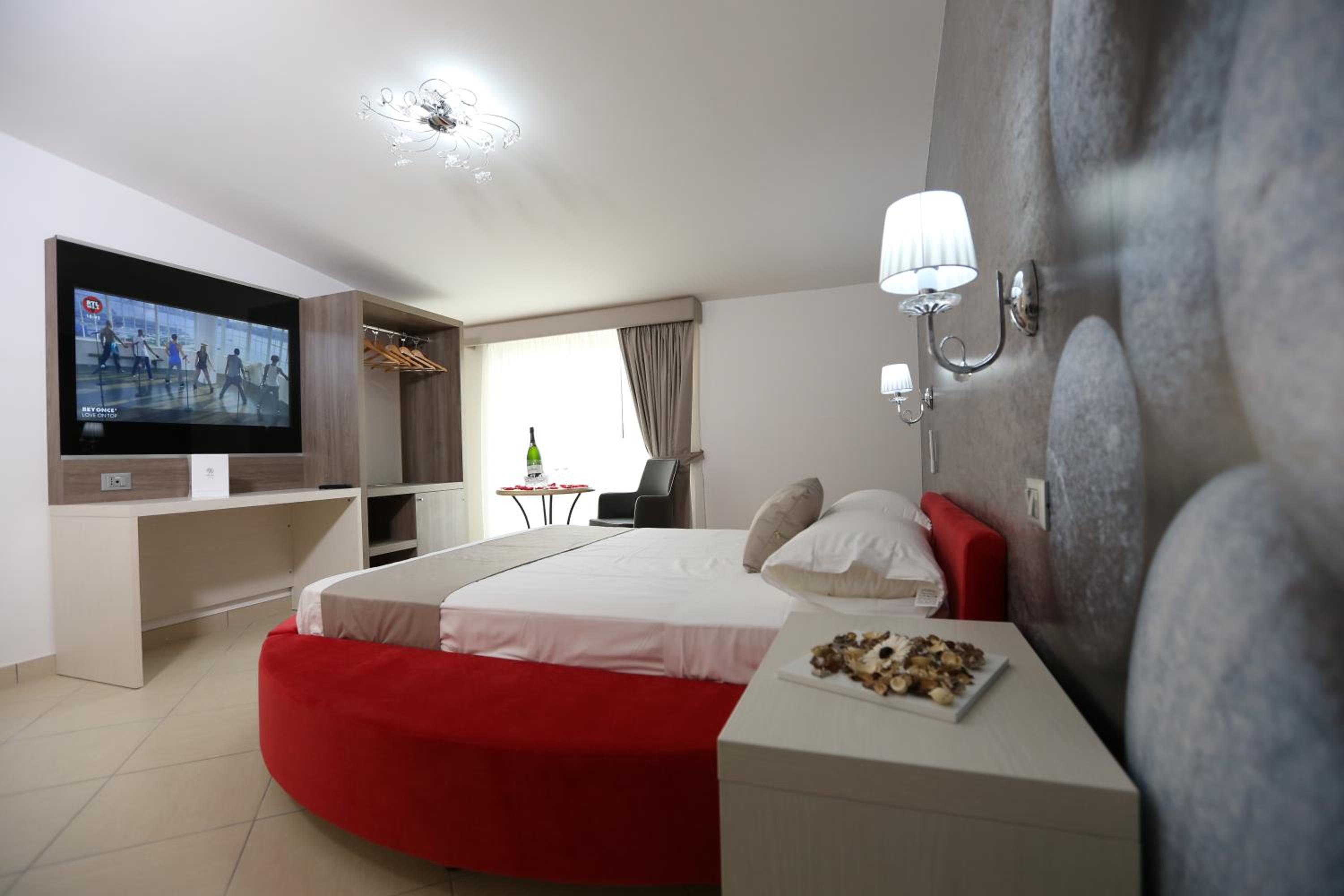 Luxury Suite with Spa Bath - Photo 5