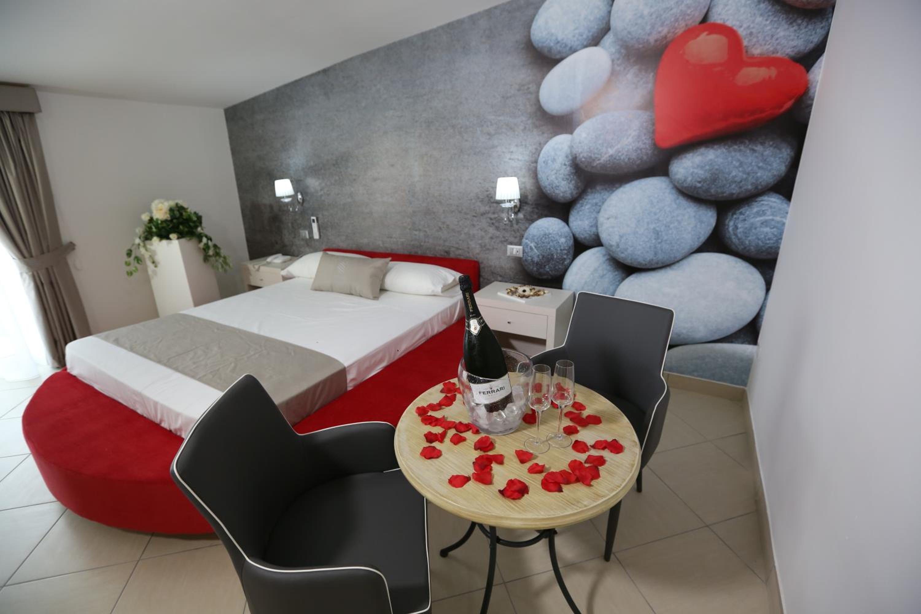 Luxury Suite with Spa Bath - Photo 6