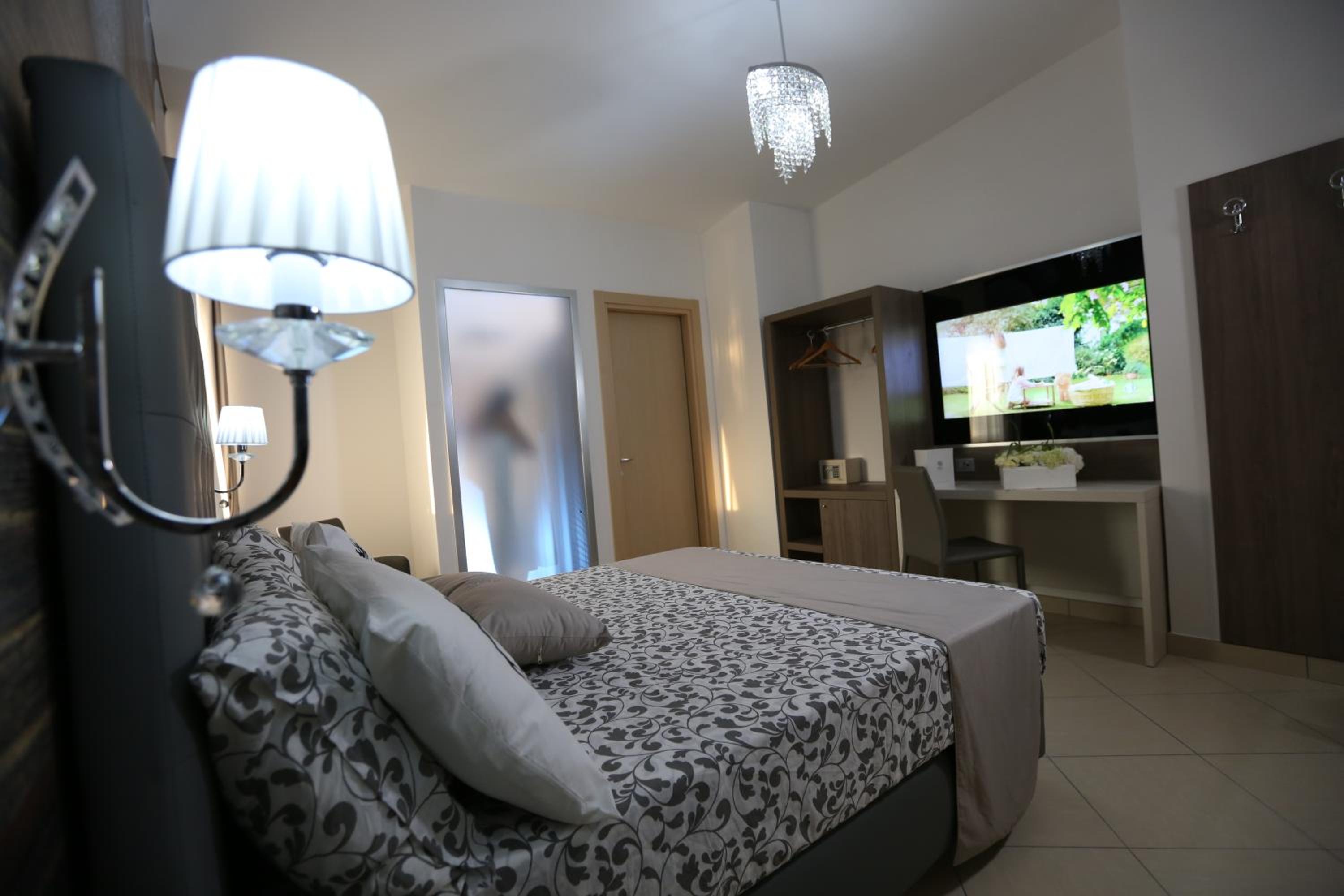 Junior Suite with Shower - Photo 5