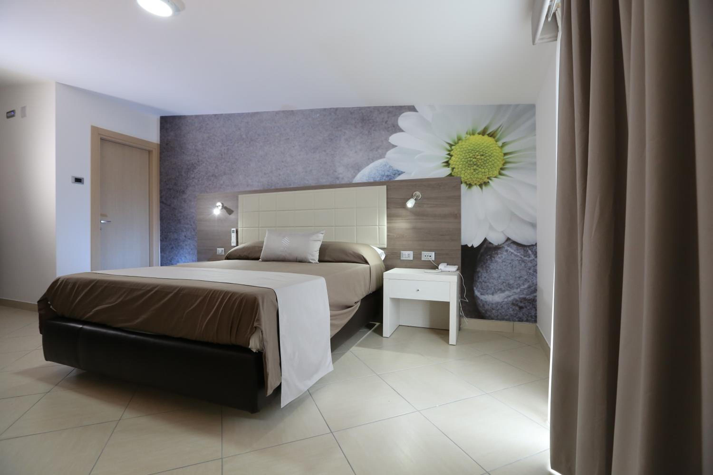 Triple Room with Balcony - Photo 10