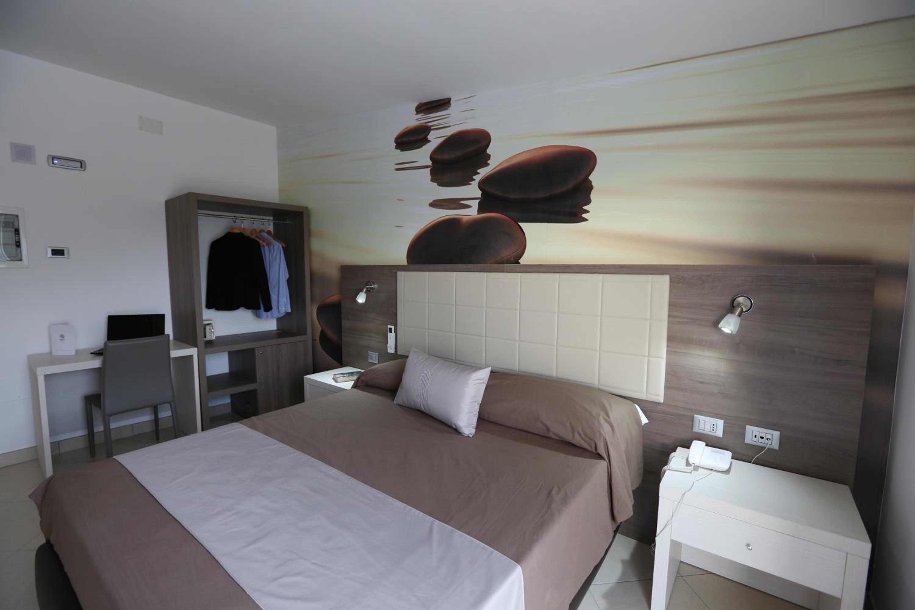 Triple Room with Balcony - Photo 8