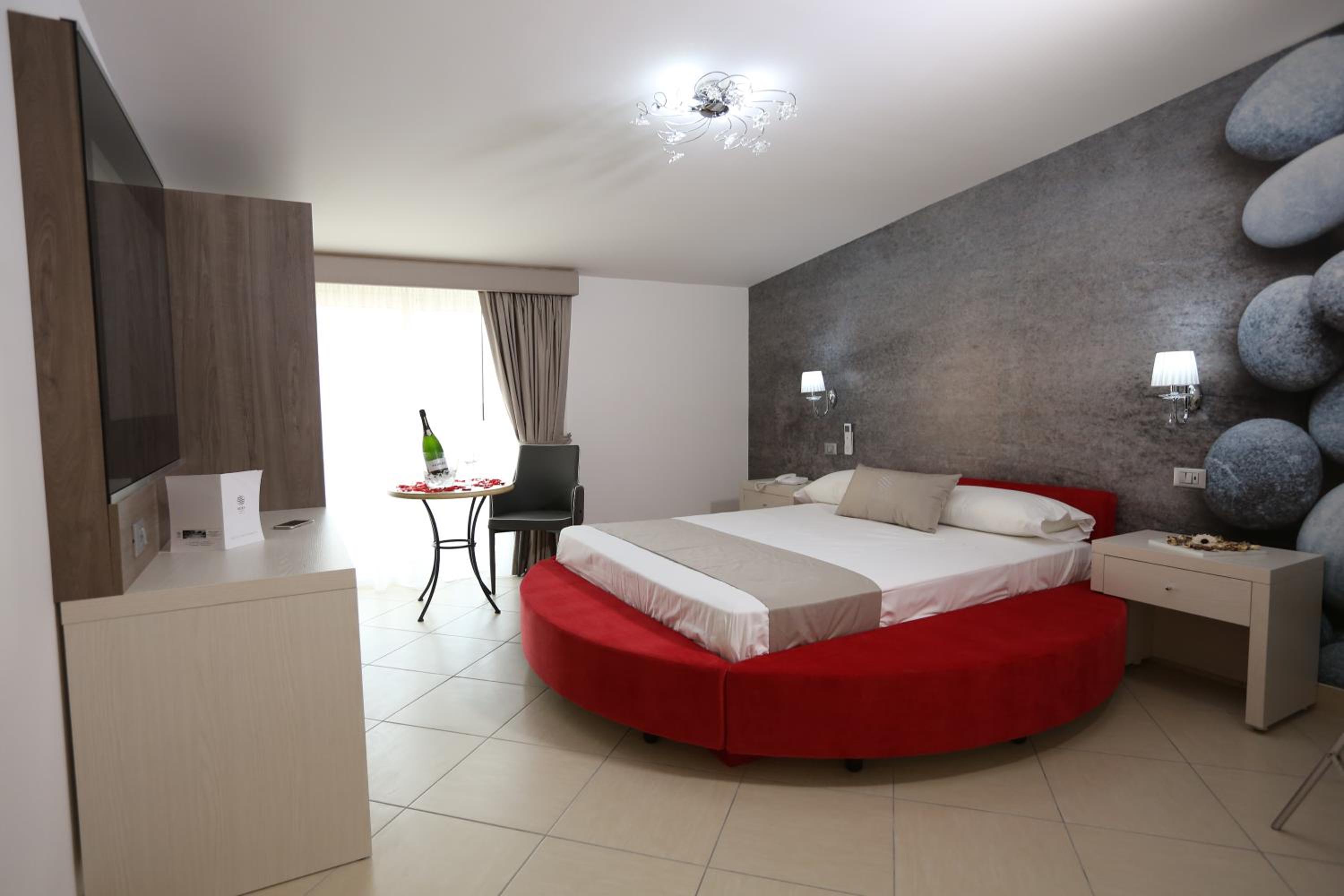 Luxury Suite with Spa Bath - Photo 7