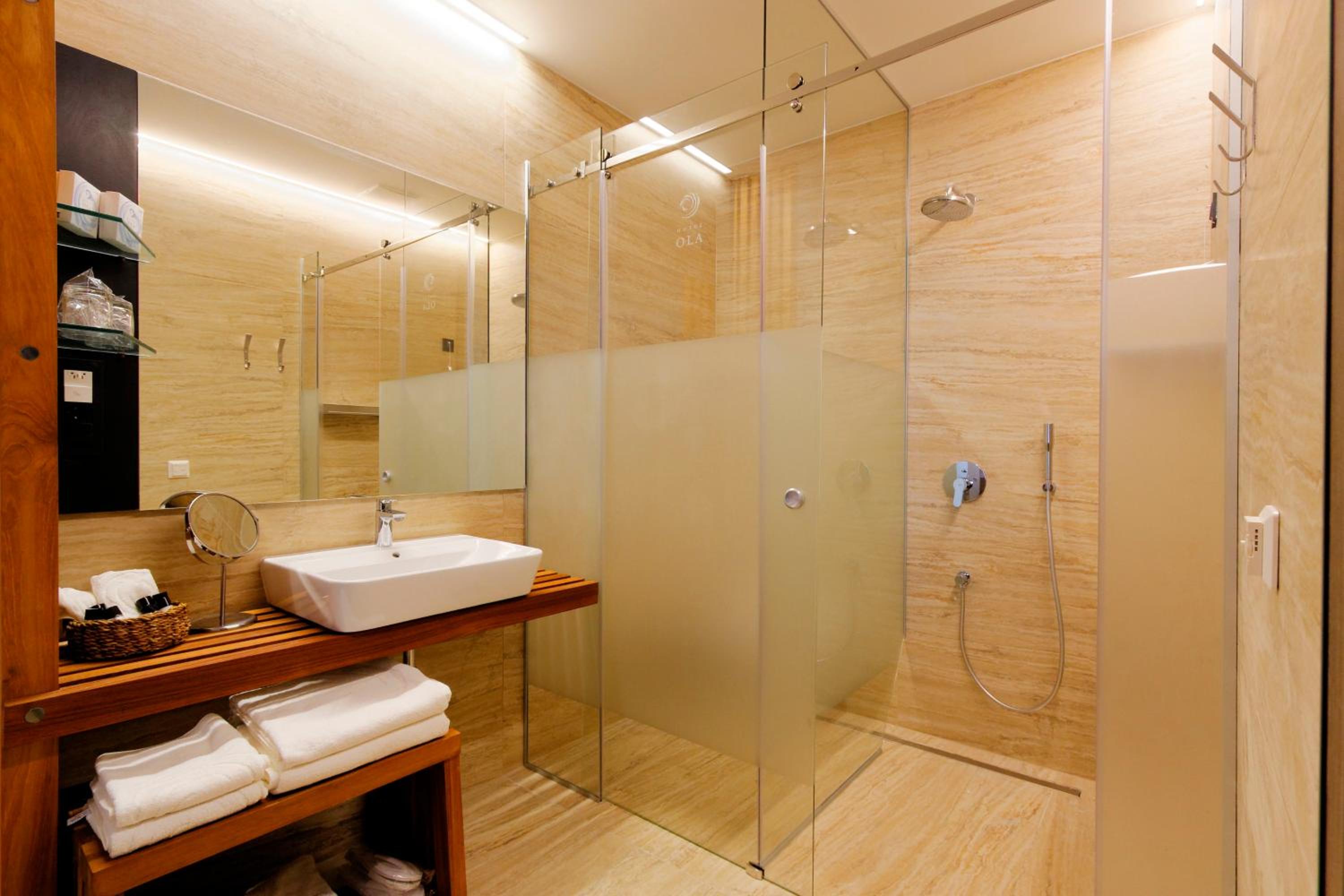 Deluxe Suite with Balcony and Sea View