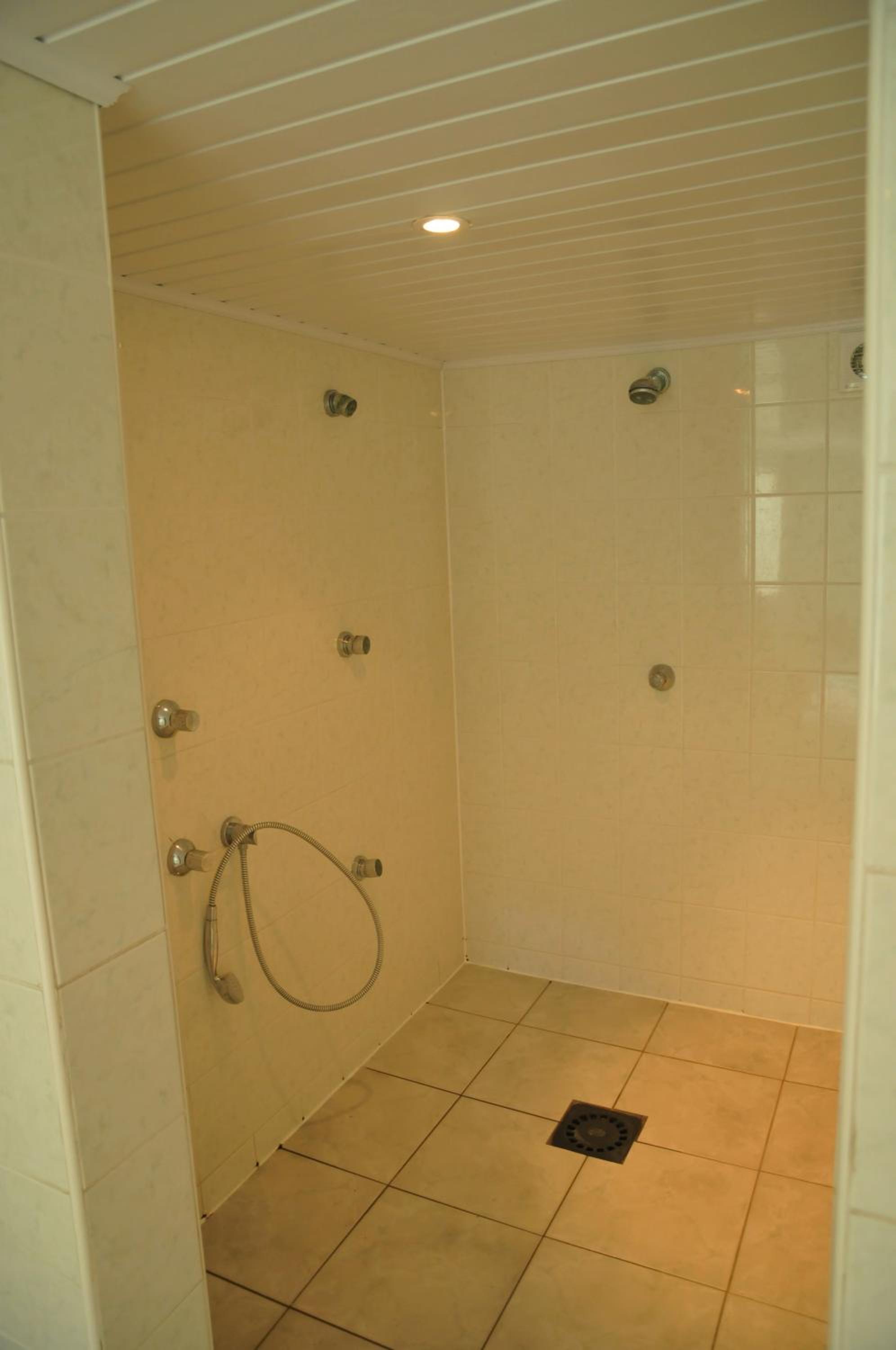 Five-Bedroom House photo 2