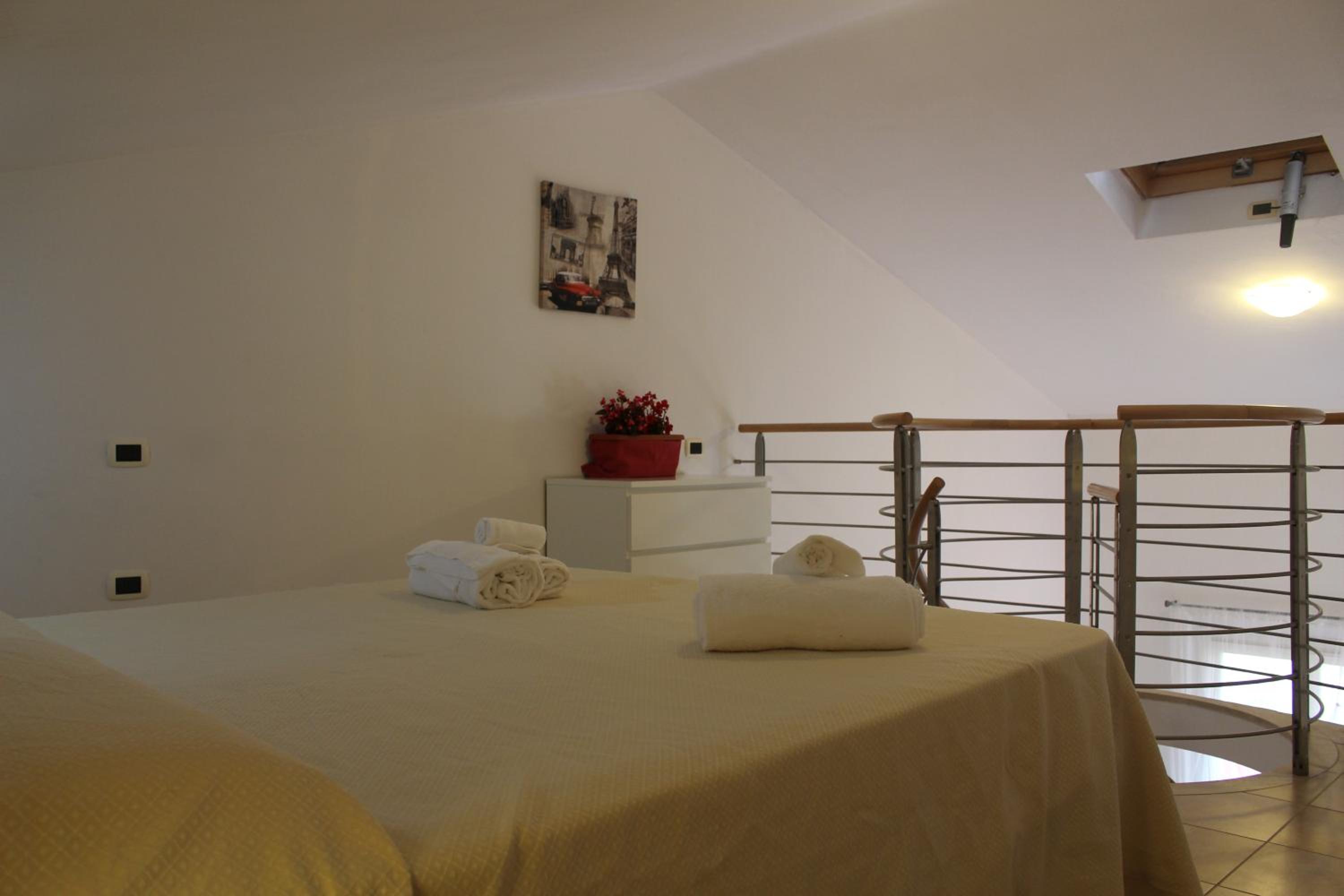 One-Bedroom Apartment - Split Level - Photo 3