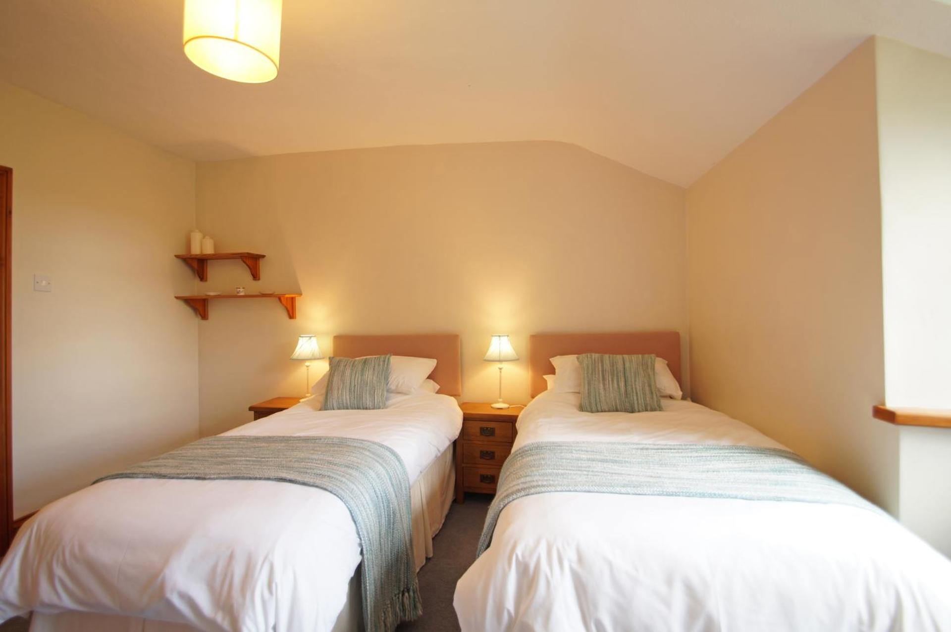 Five-Bedroom House photo 1