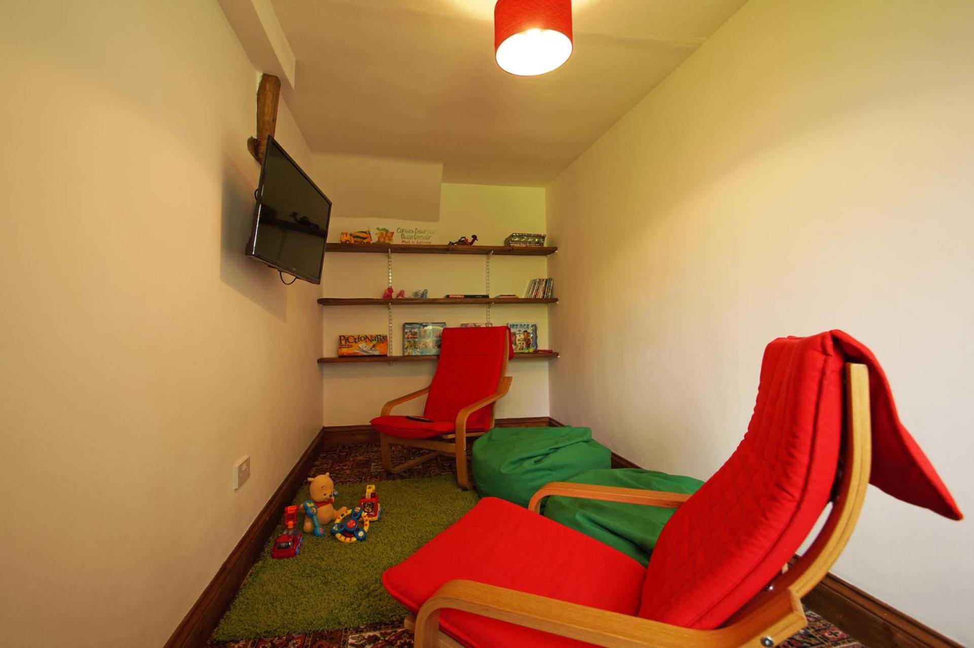 Five-Bedroom House photo 3