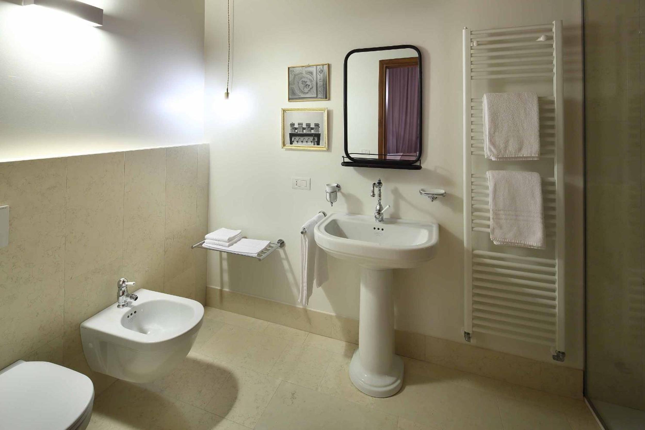 Deluxe King Room - Photo 12