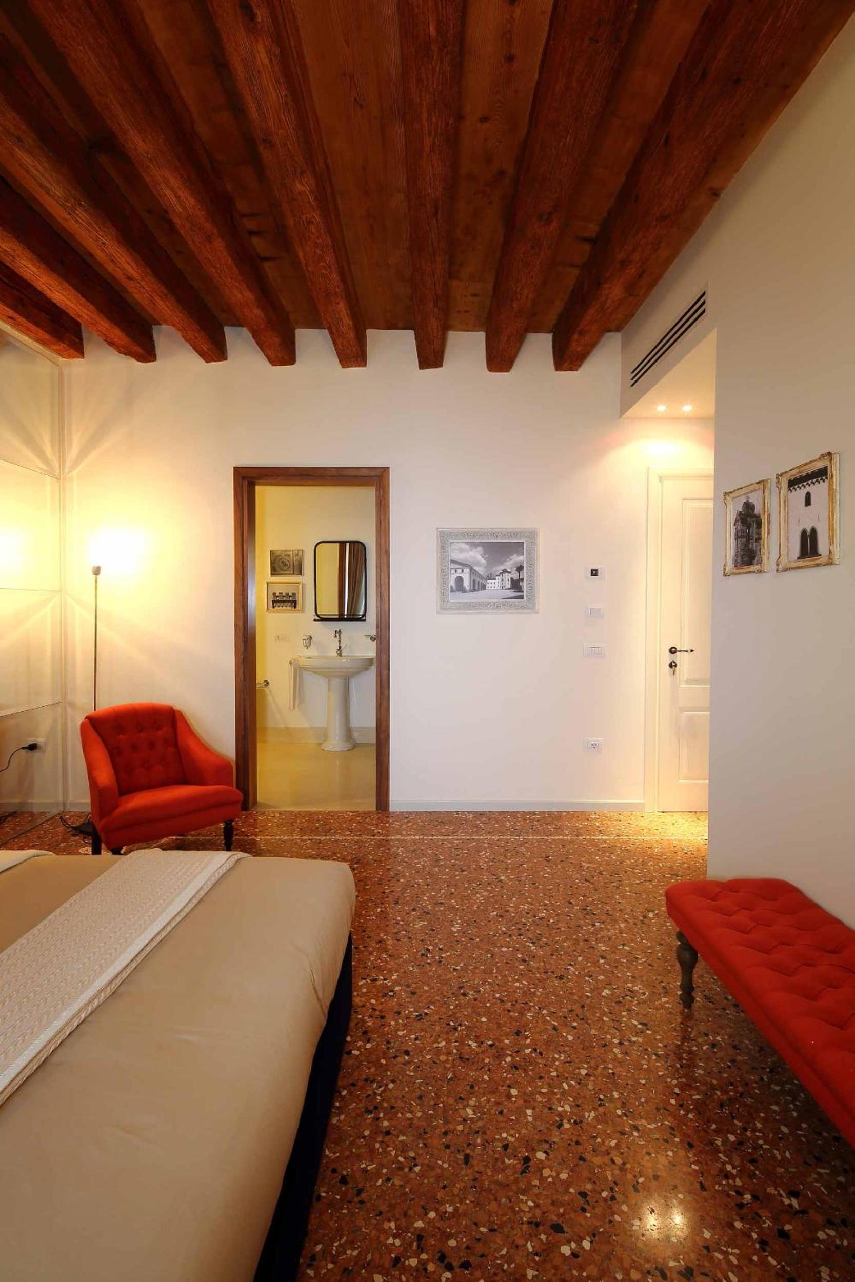 Deluxe King Room - Photo 11