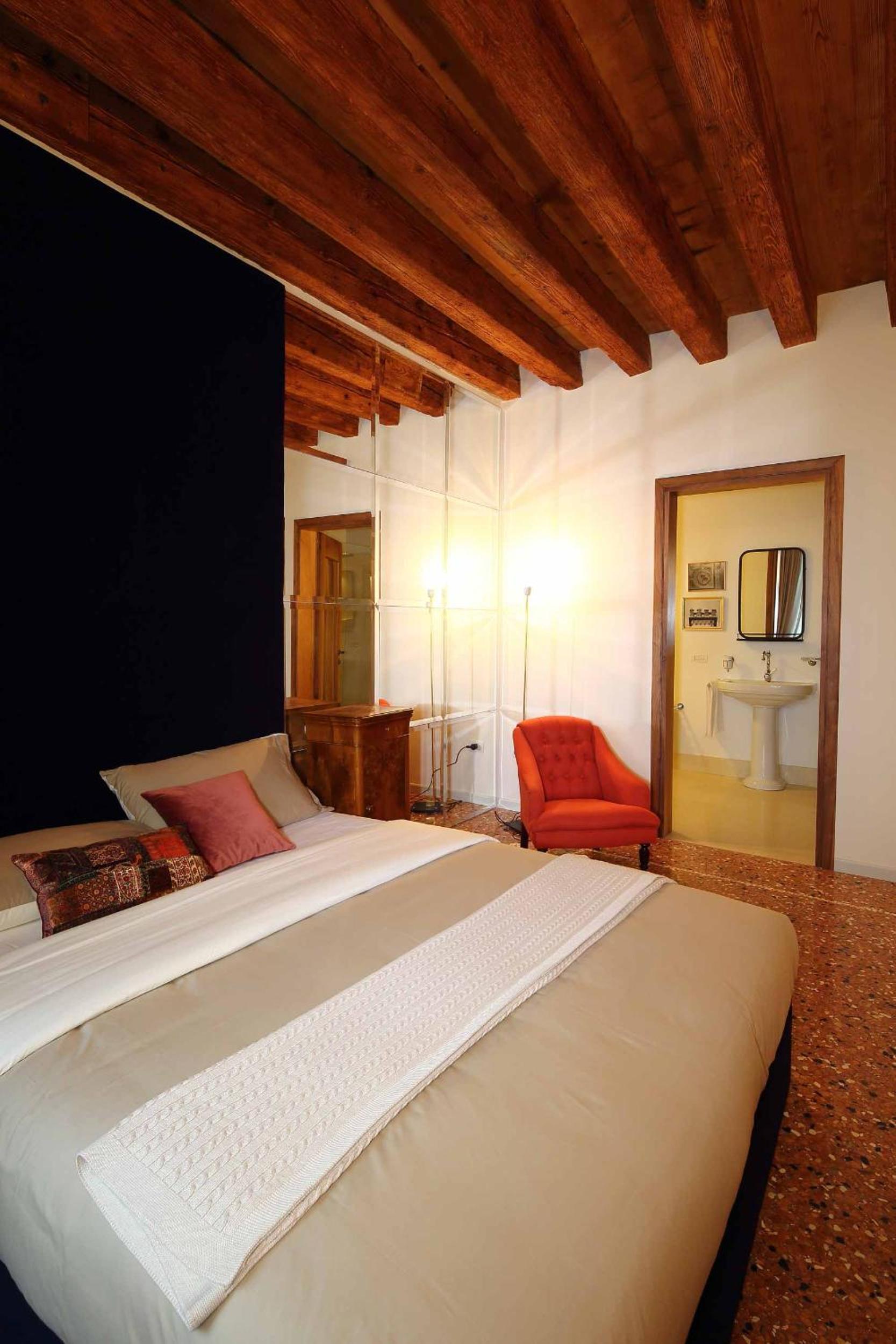 Deluxe King Room - Photo 10