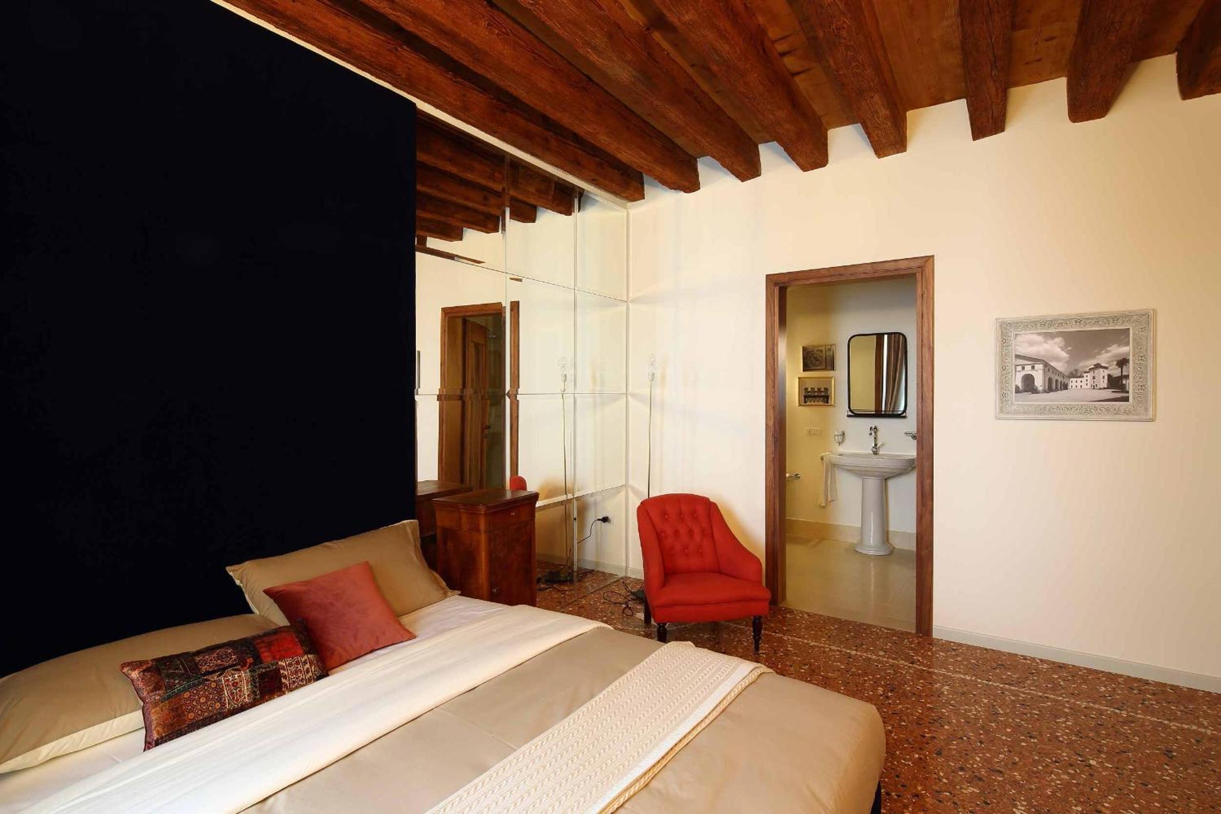 Deluxe King Room - Photo 9