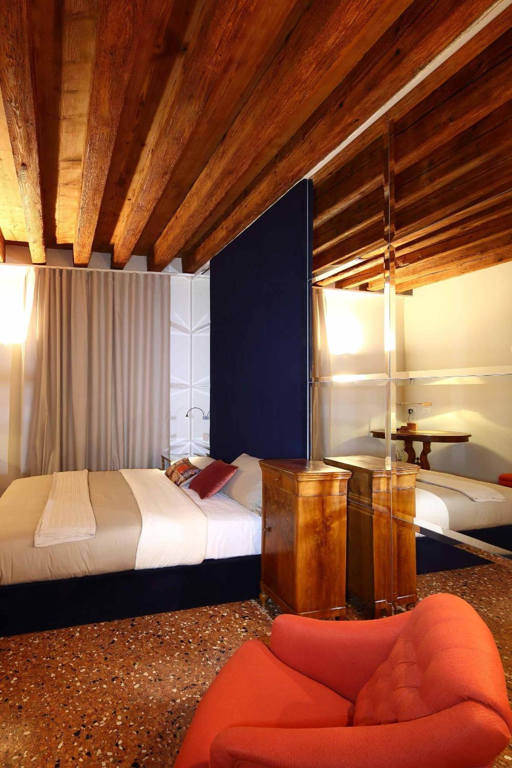 Deluxe King Room - Photo 8