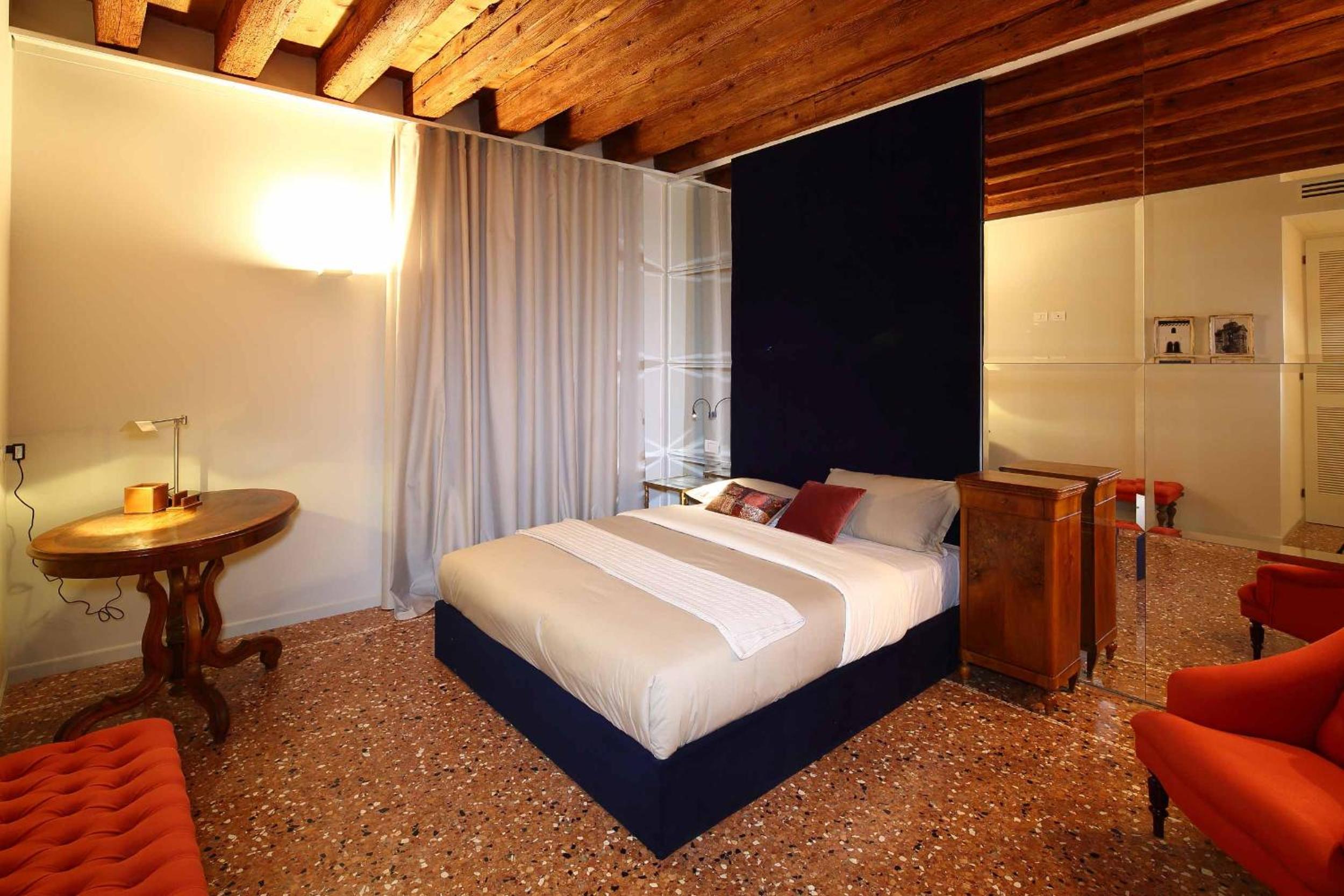 Deluxe King Room - Photo 1