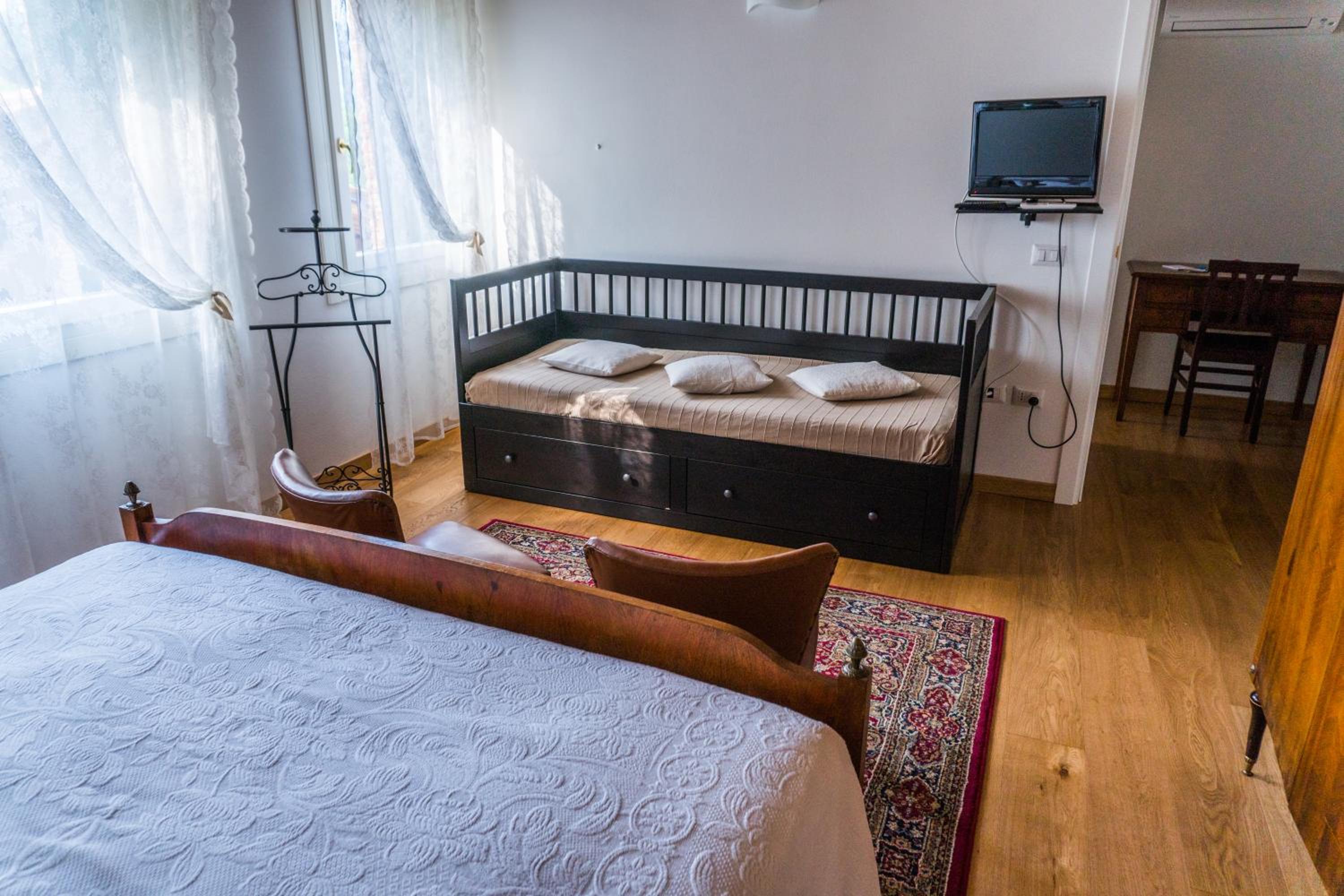 Deluxe Double Room (2 Adults + 1 Child) - Photo 2