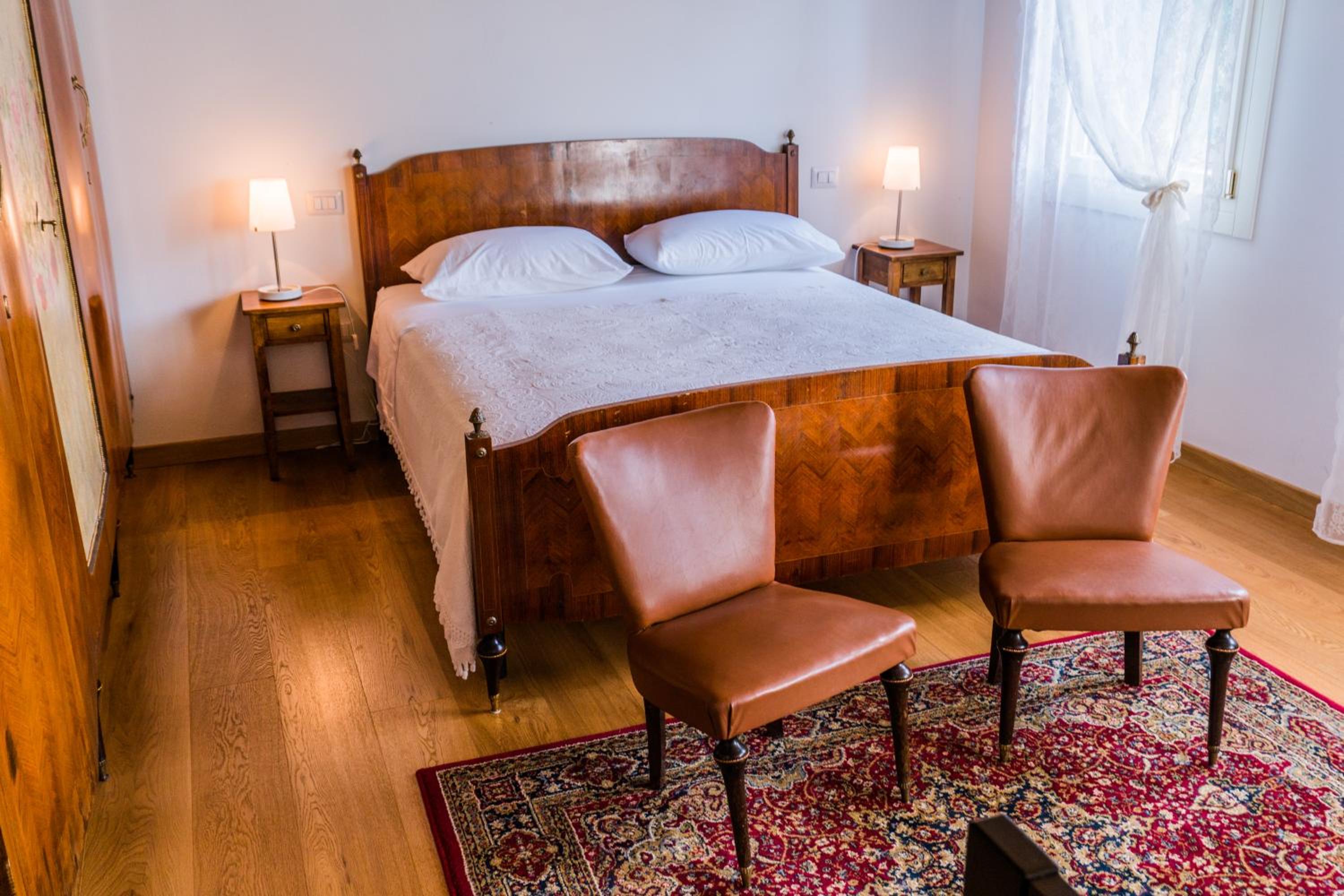 Deluxe Double Room (2 Adults + 1 Child) - Photo 1