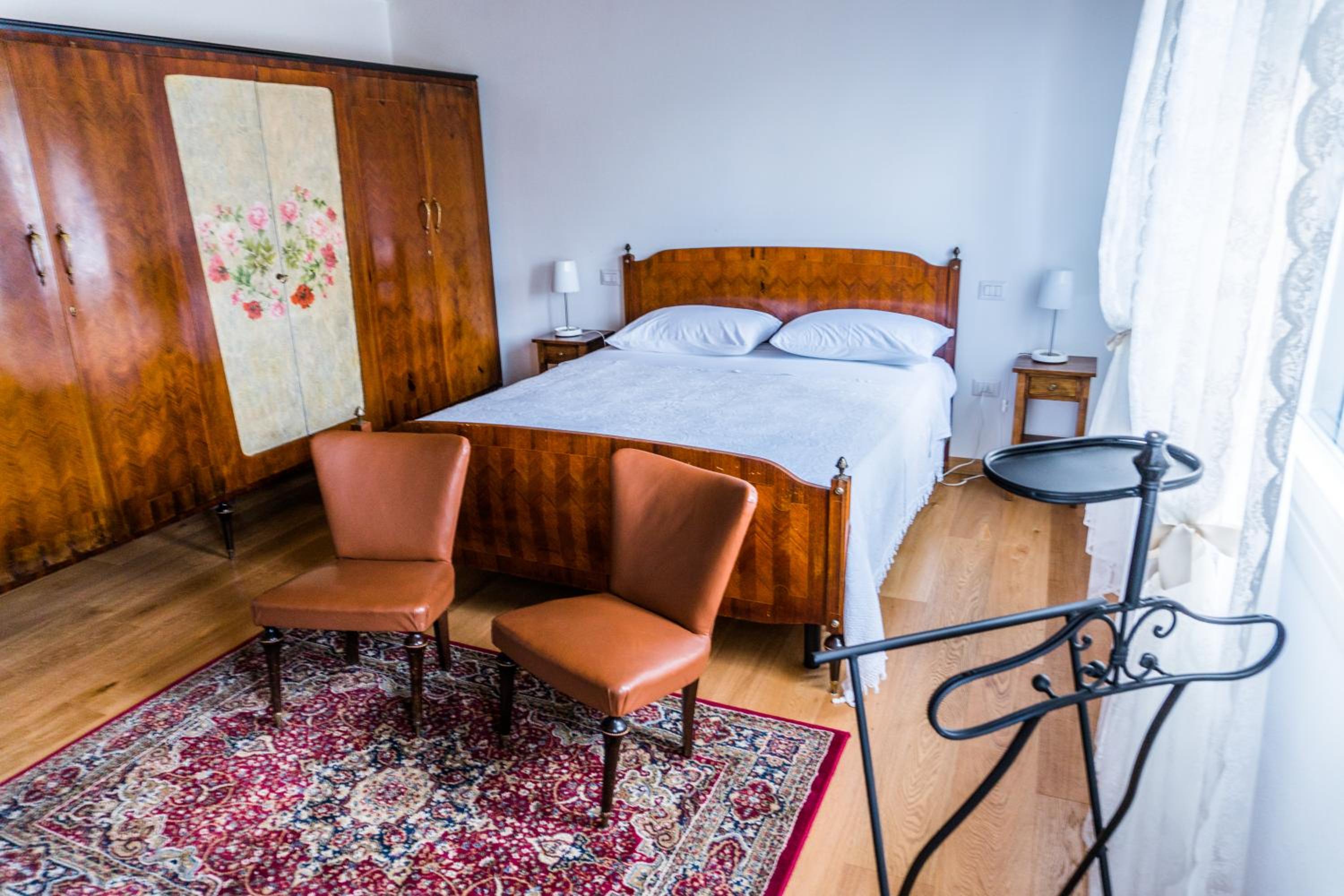 Deluxe Double Room (2 Adults + 1 Child) - Photo 5