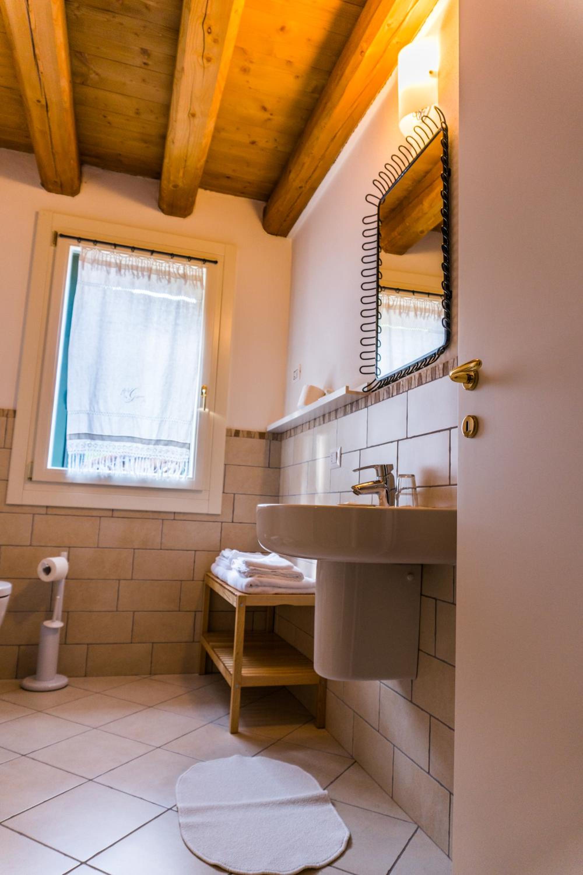 Deluxe Double Room (2 Adults + 1 Child) - Photo 3