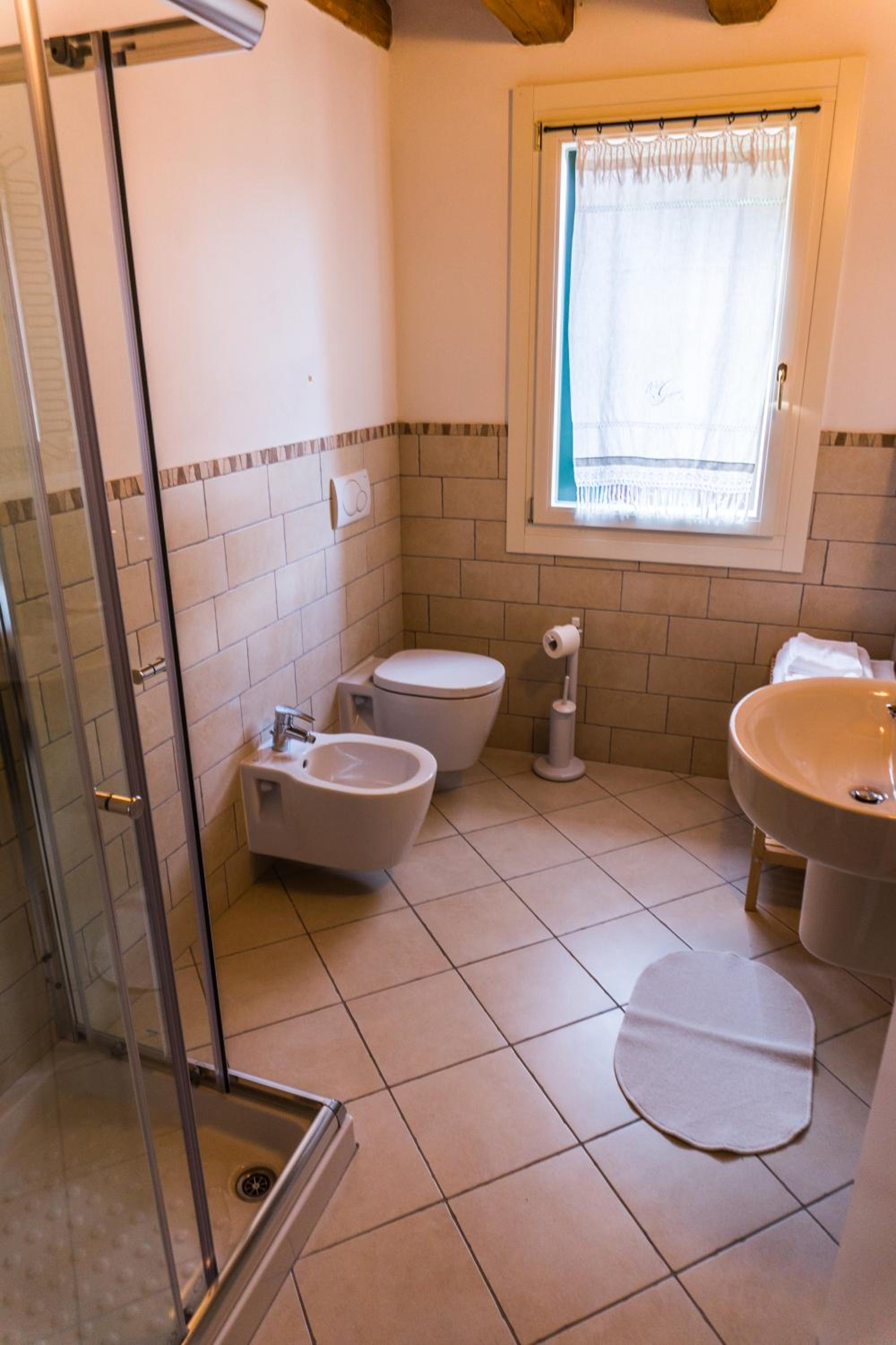 Deluxe Double Room (2 Adults + 1 Child) - Photo 6
