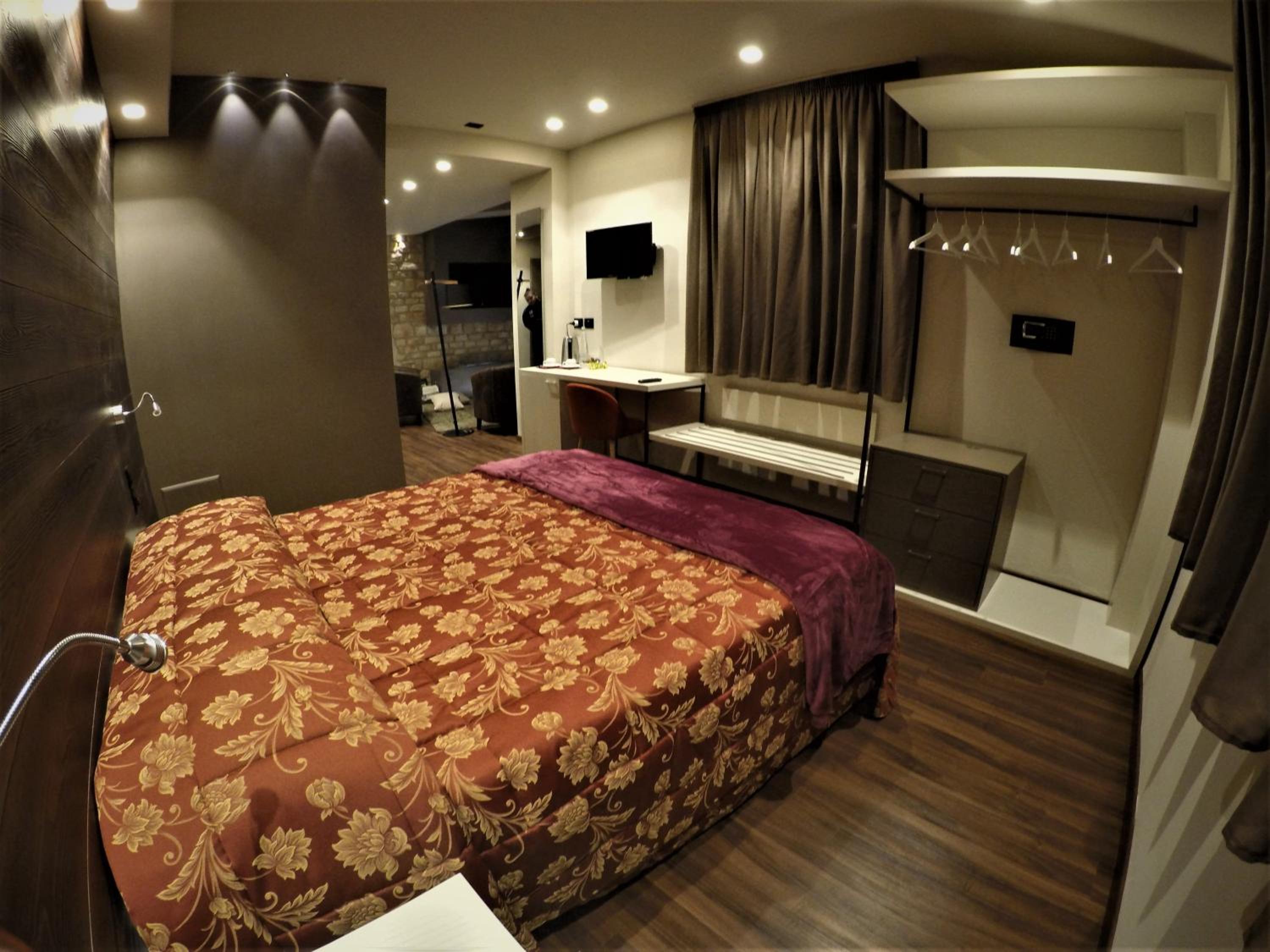Deluxe Suite with Spa Bath - Photo 2