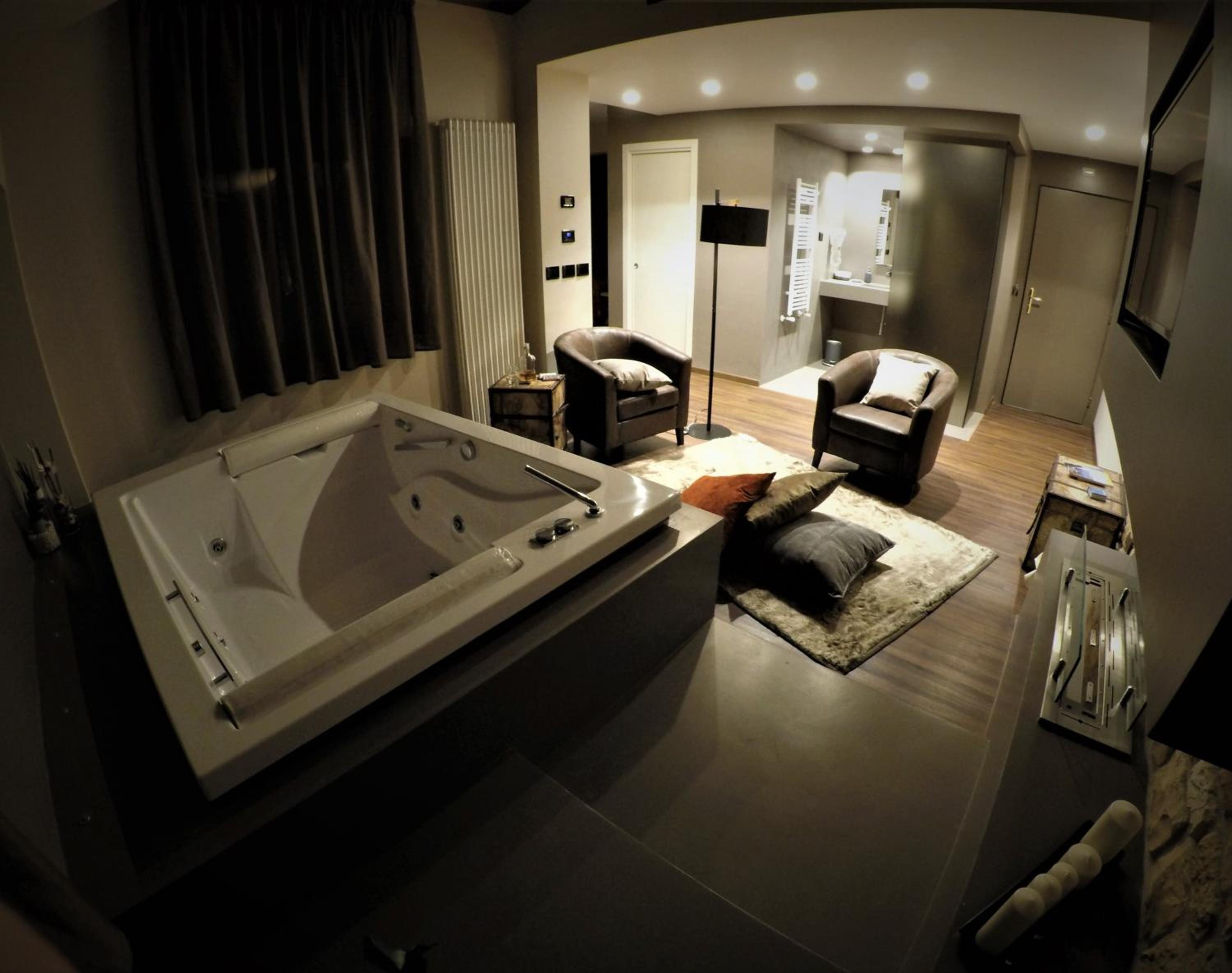 Deluxe Suite with Spa Bath - Photo 3