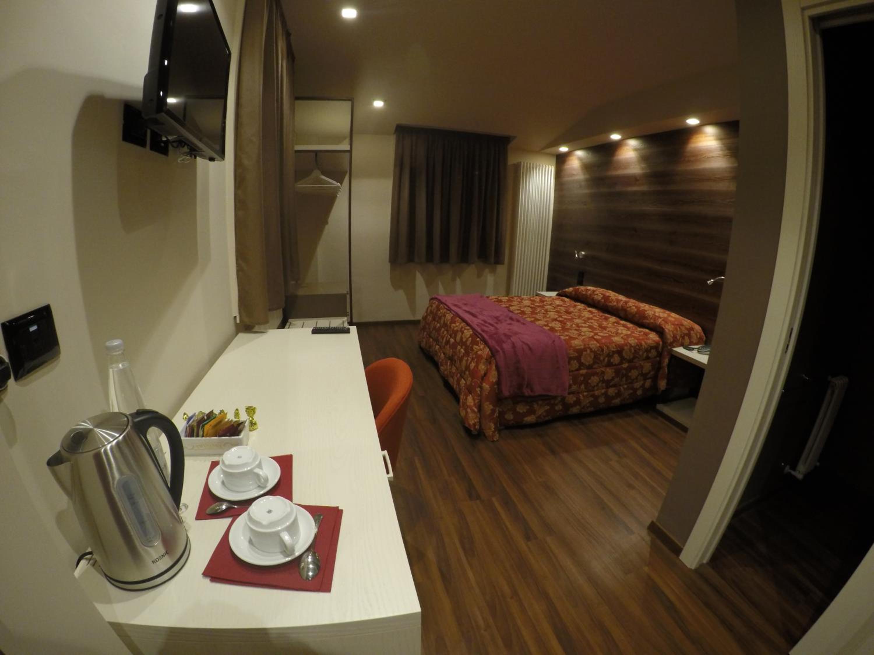 Deluxe Suite with Spa Bath - Photo 4