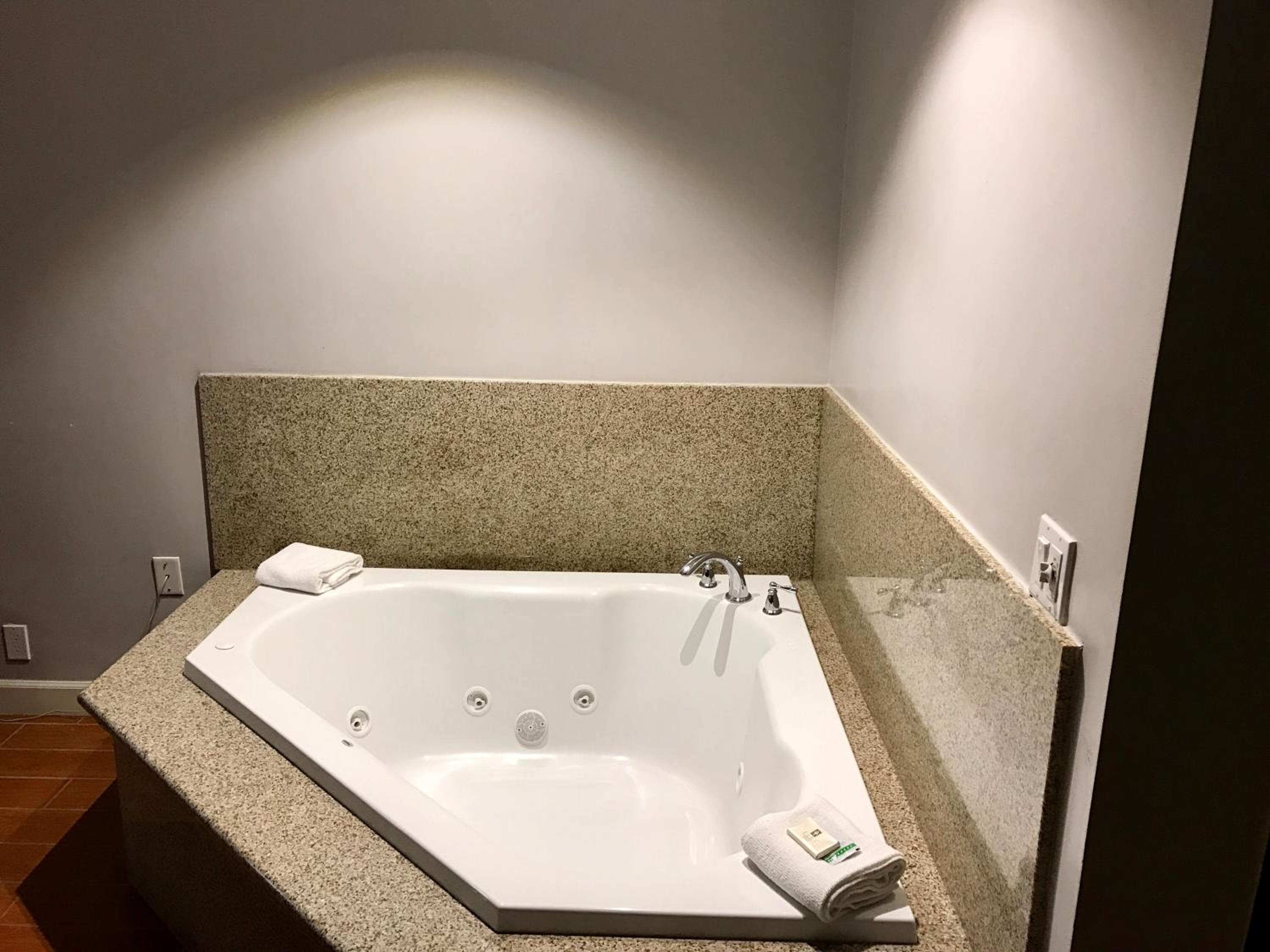 King Suite with Spa Bath - Photo 4