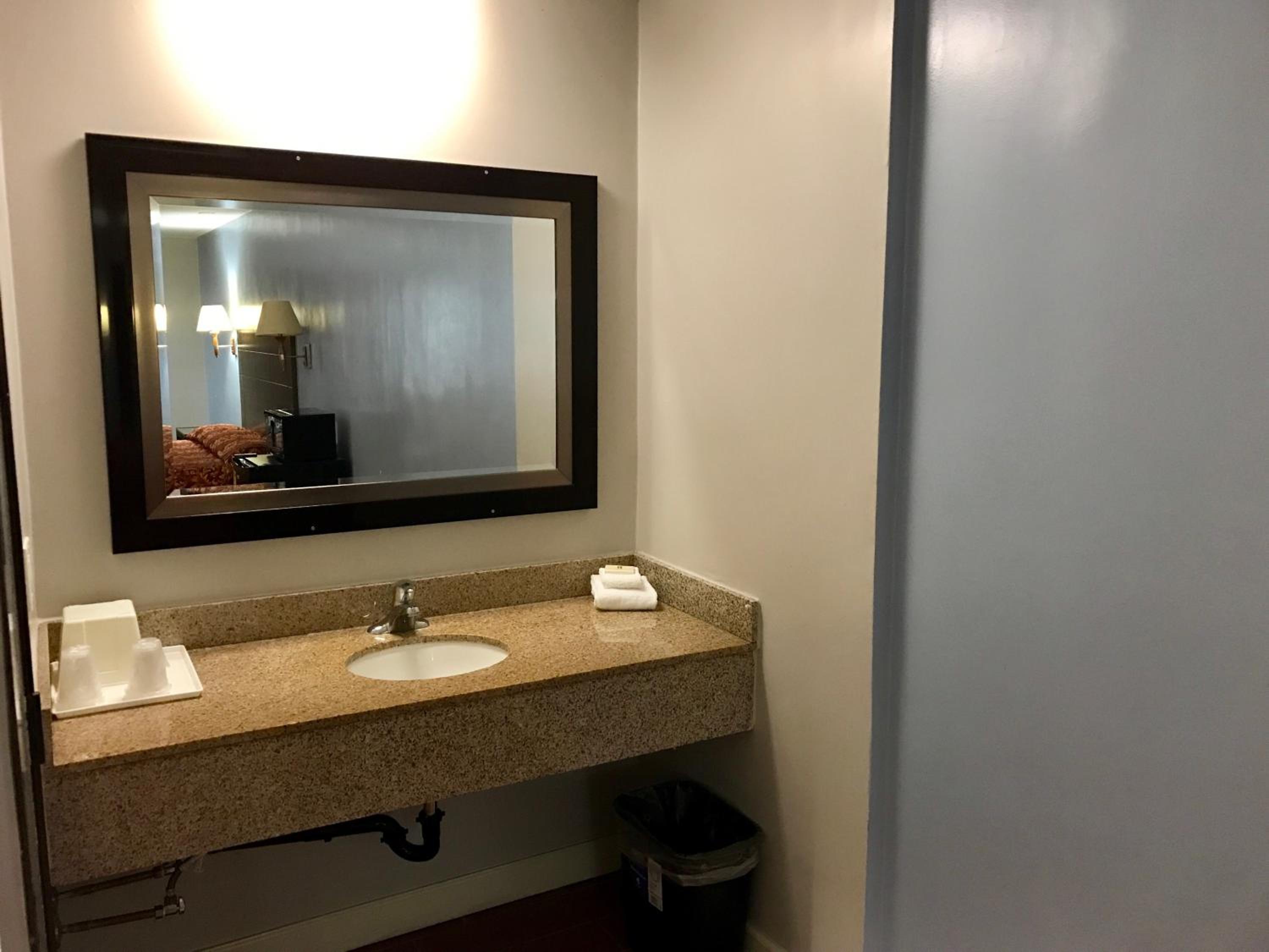 King Suite with Spa Bath - Photo 5