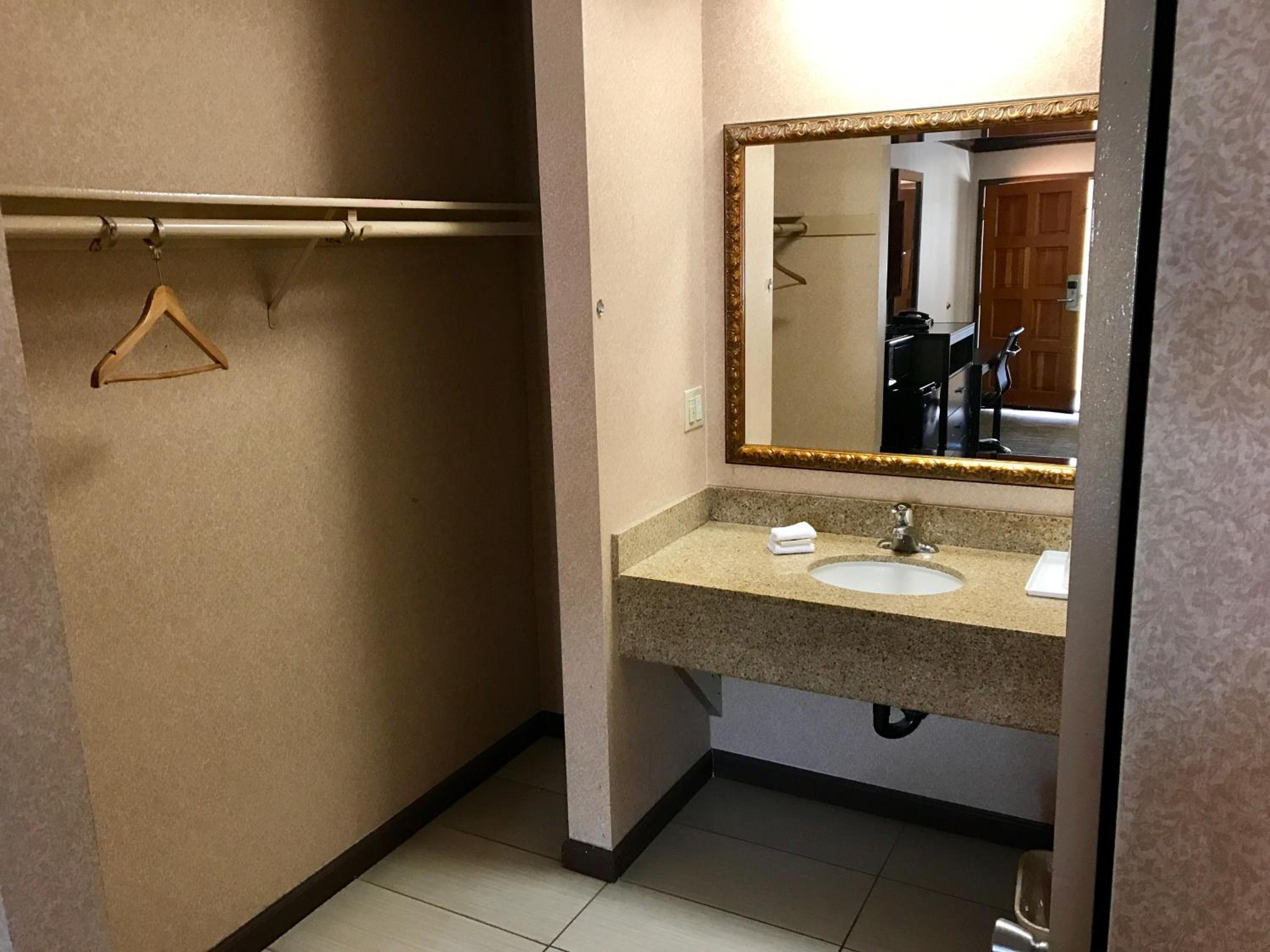 King Room - Non-Smoking - Photo 5