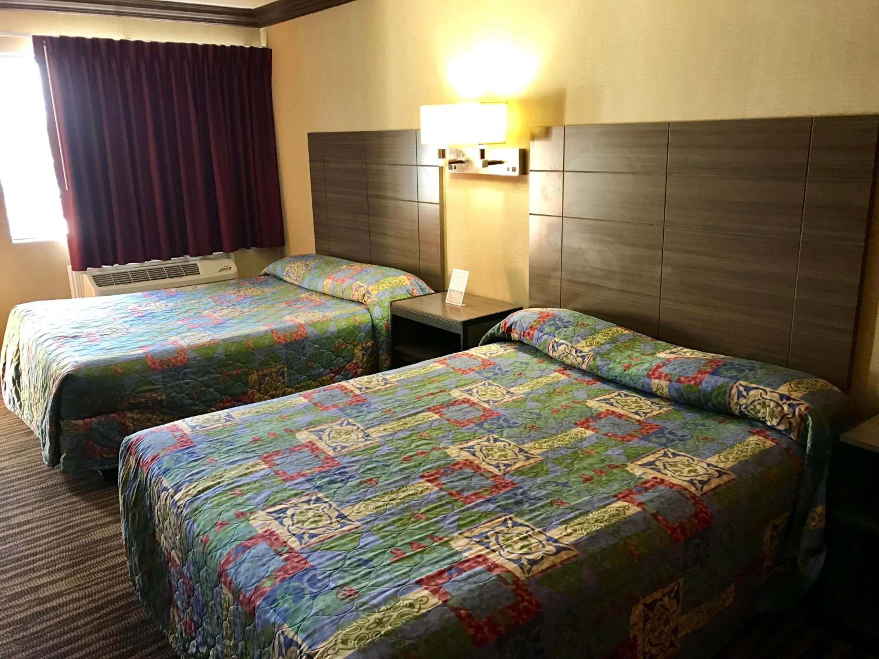 Queen Room with Two Queen Beds - Photo 4