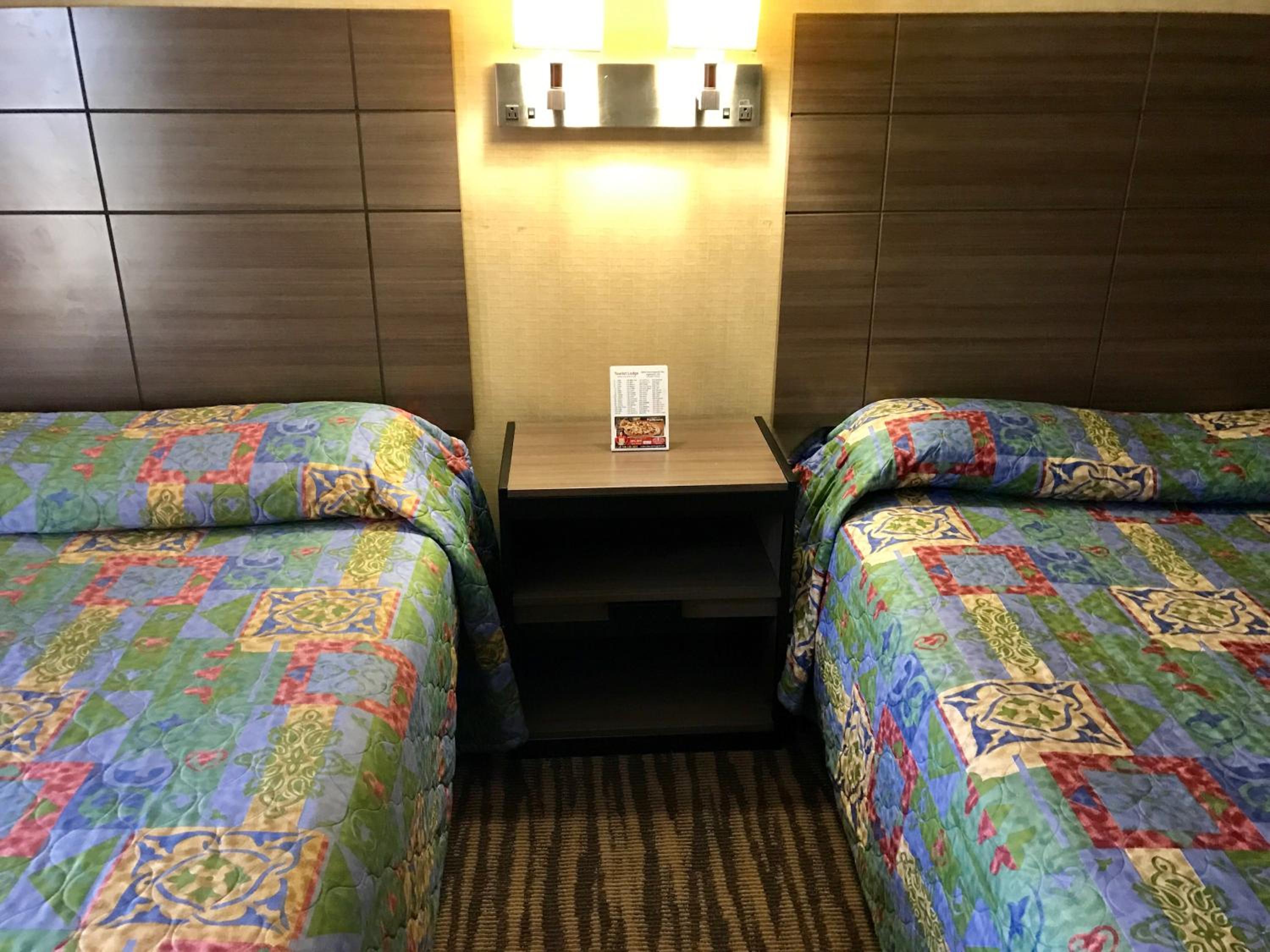 Queen Room with Two Queen Beds - Photo 5