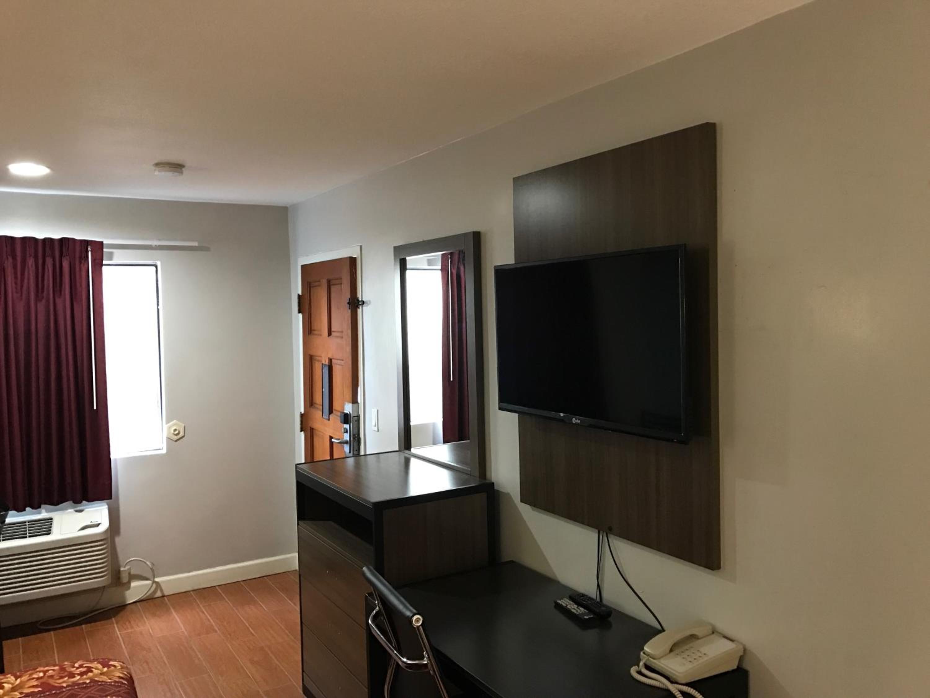 King Suite with Spa Bath - Photo 1