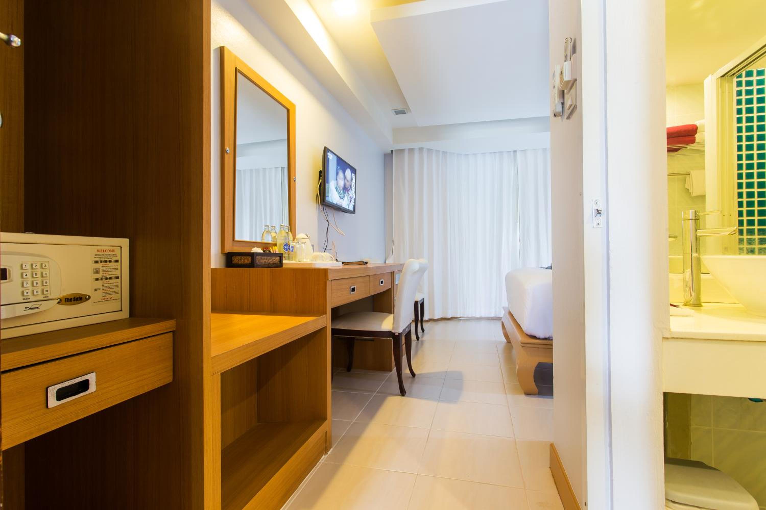 Standard Double or Twin Room - Photo 8