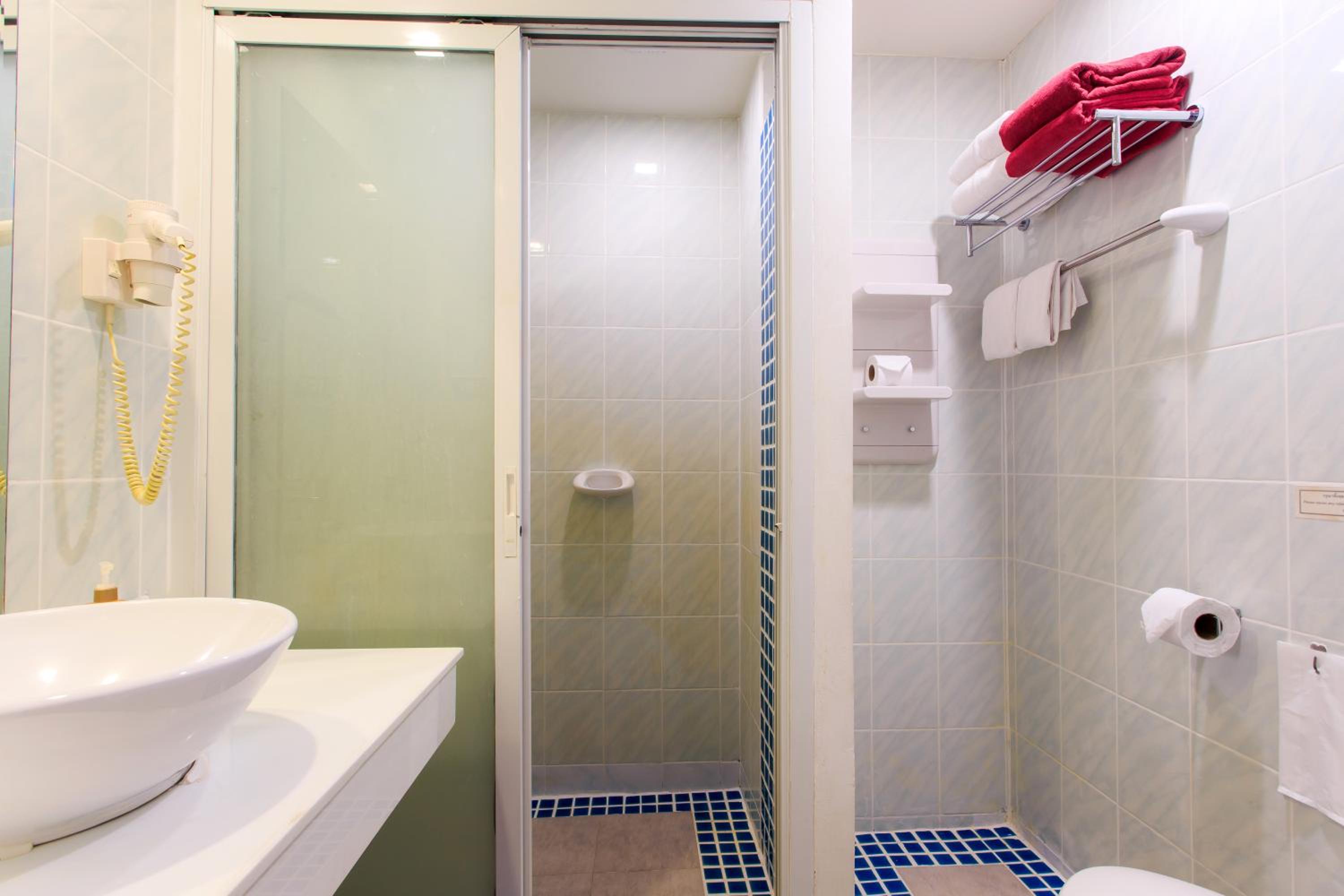 Standard Double or Twin Room - Photo 10