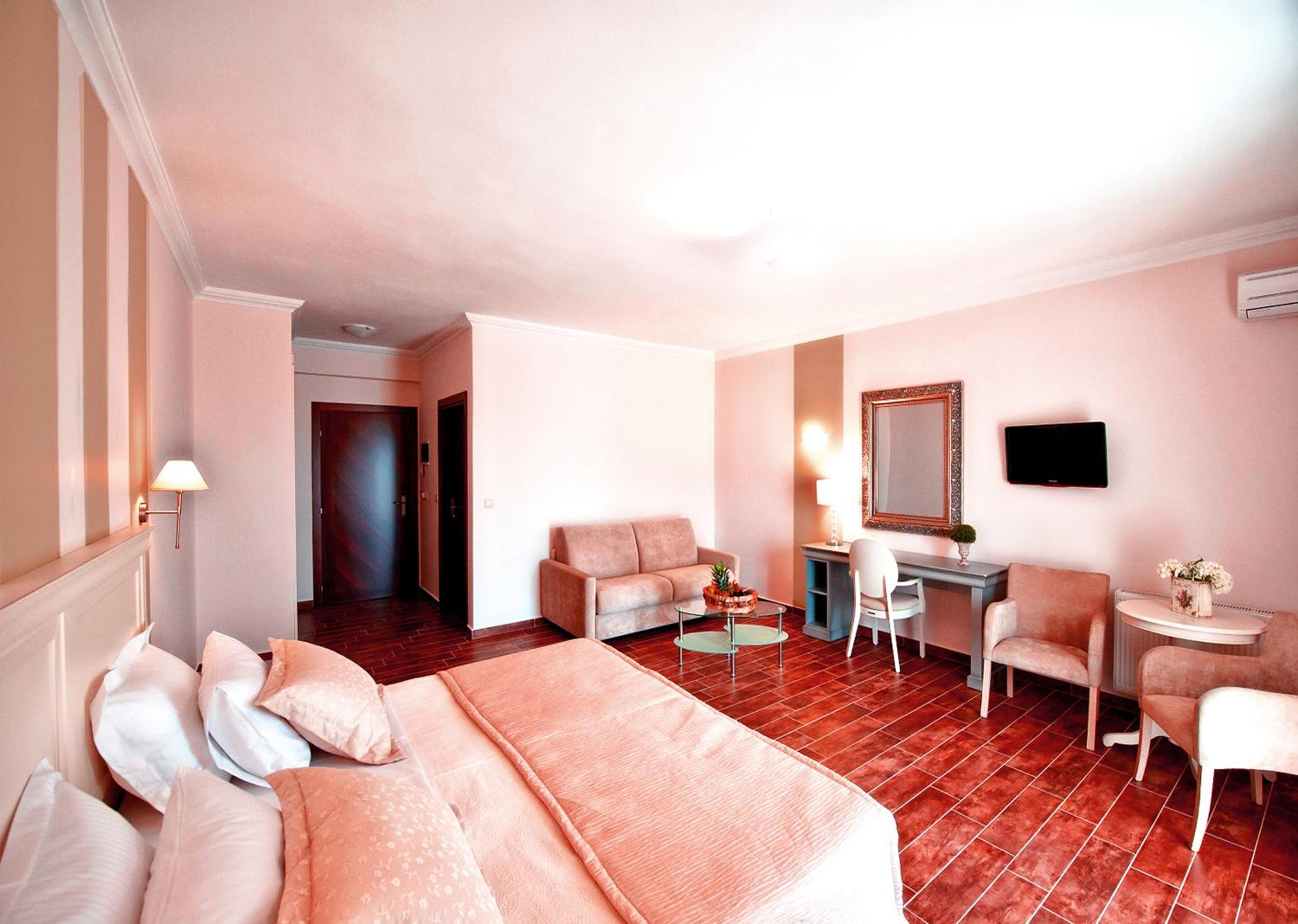 Deluxe Suite with Lake View - Photo 2