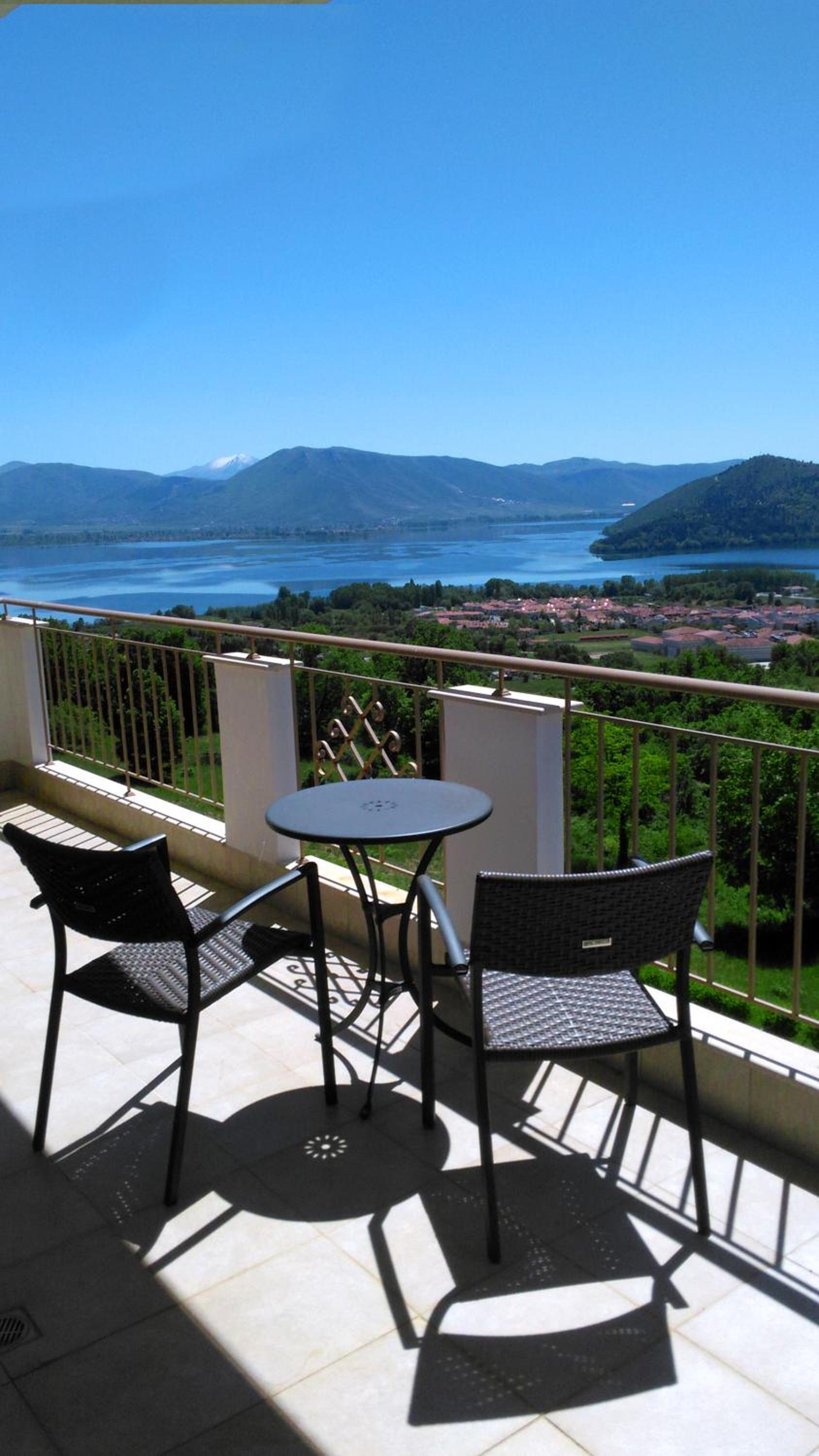 Double or Twin Room with Lake View - Photo 7