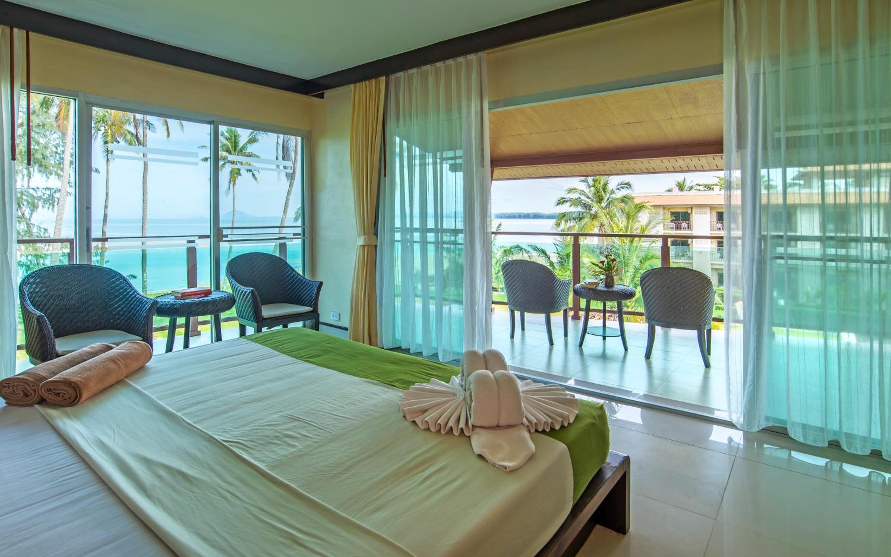 Beach Front Double Room with Bathtub