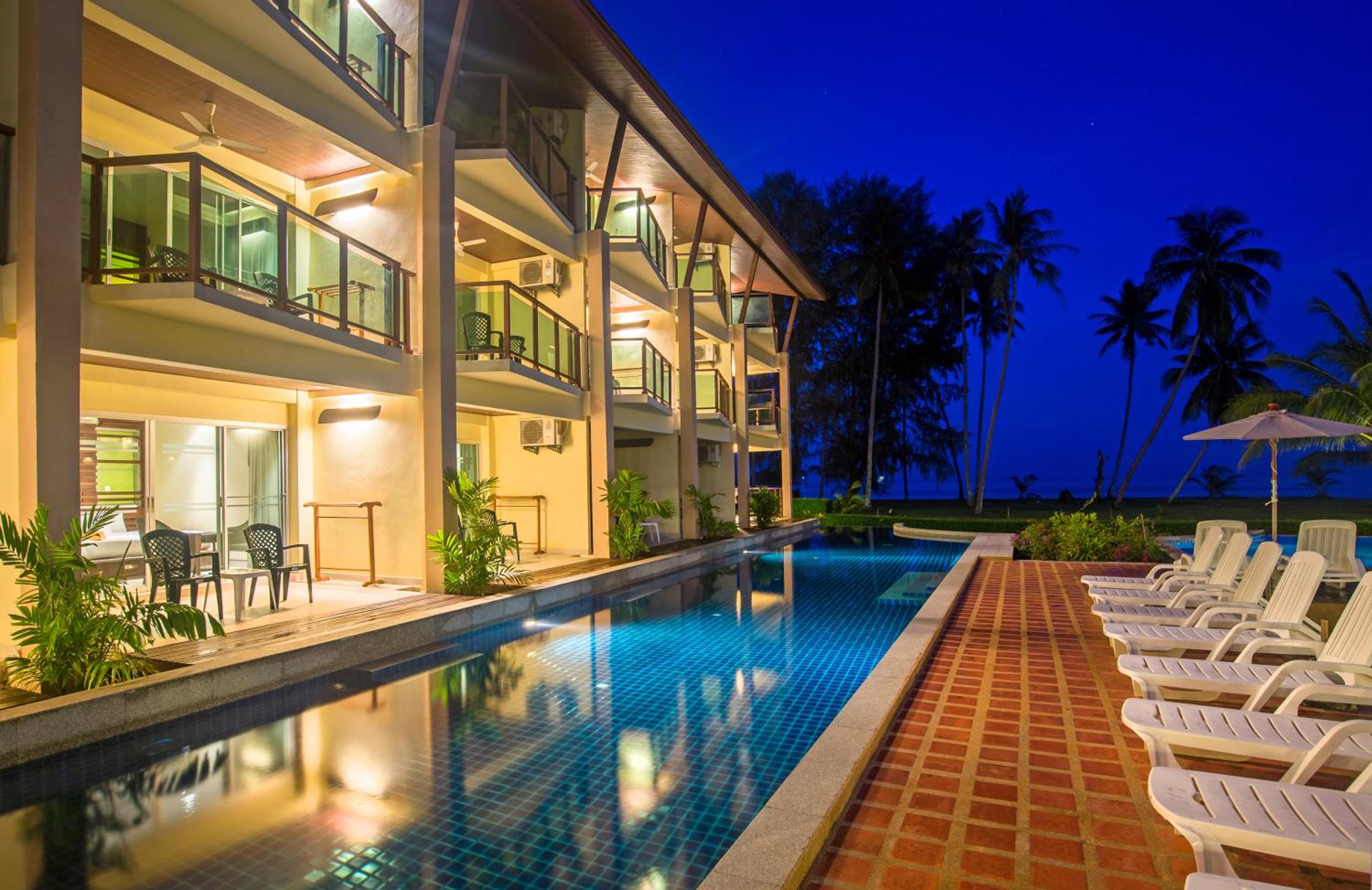 Deluxe Double or Twin Room with Pool Access photo 3