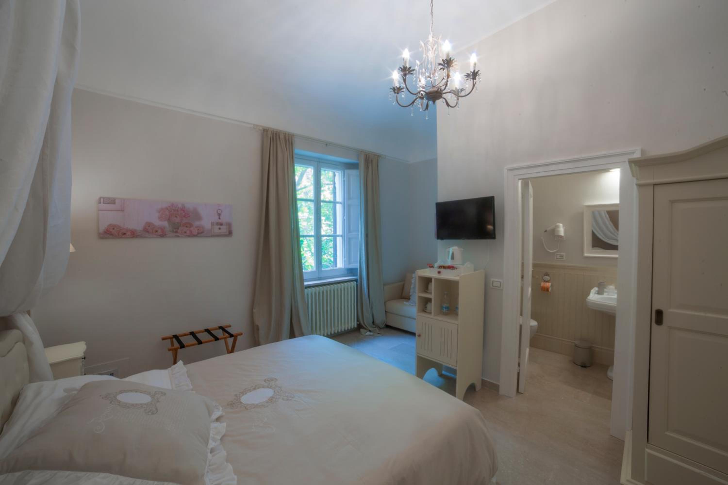 Deluxe Room (2 Adults + 1 Child) photo 1
