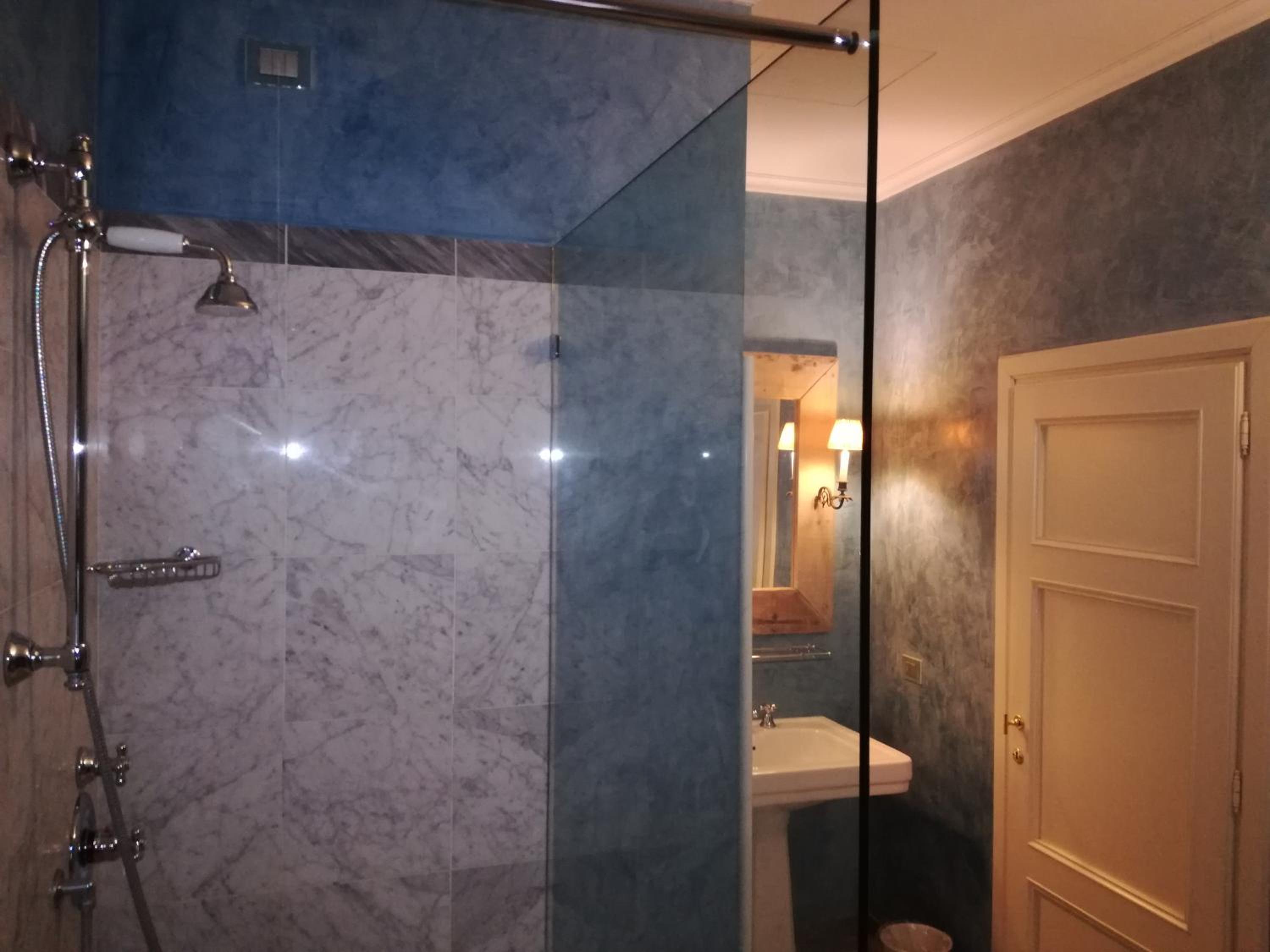 Deluxe Queen Suite - Photo 10