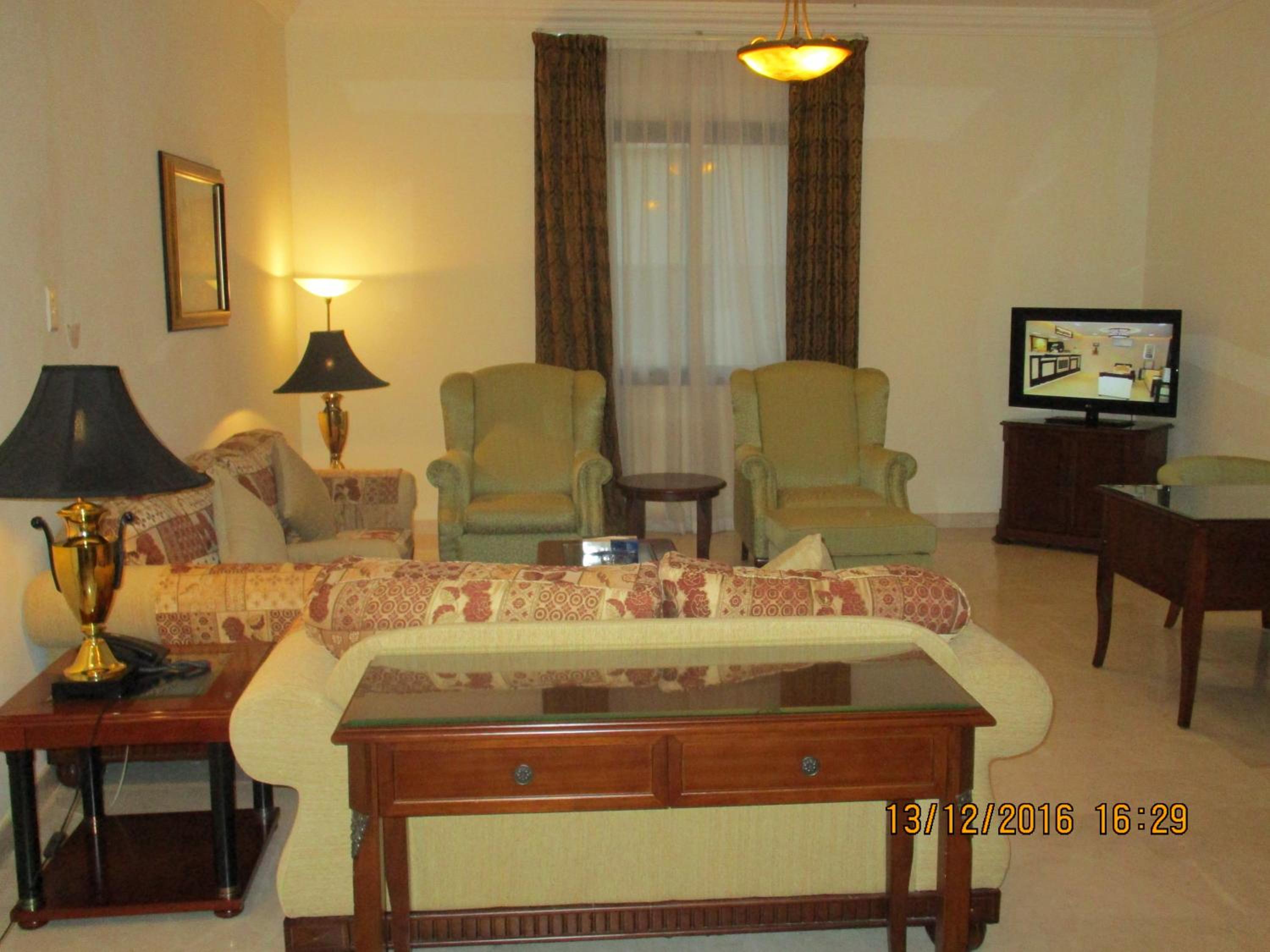 One-Bedroom Suite - Photo 4