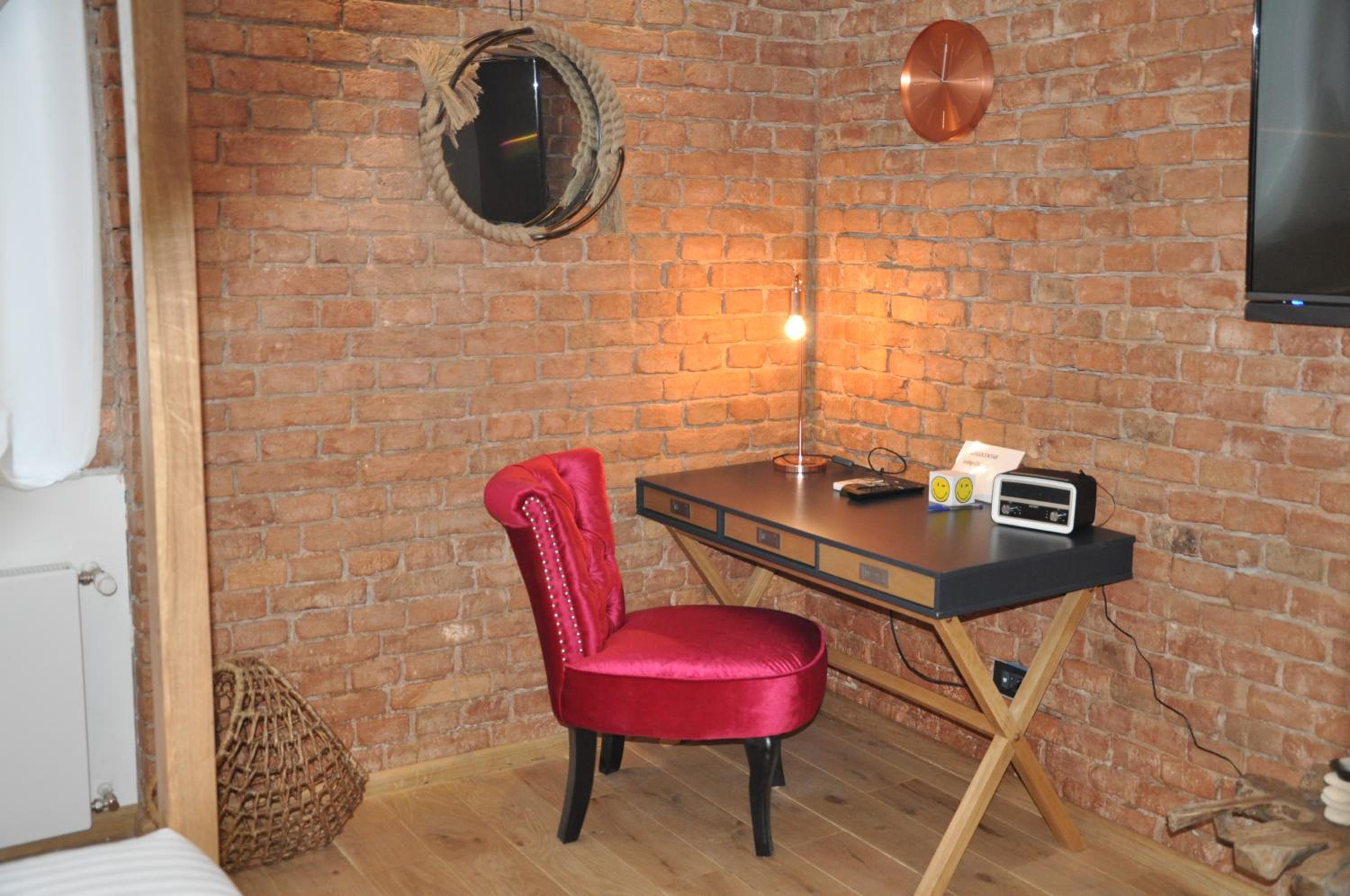 Deluxe King Room - Photo 19