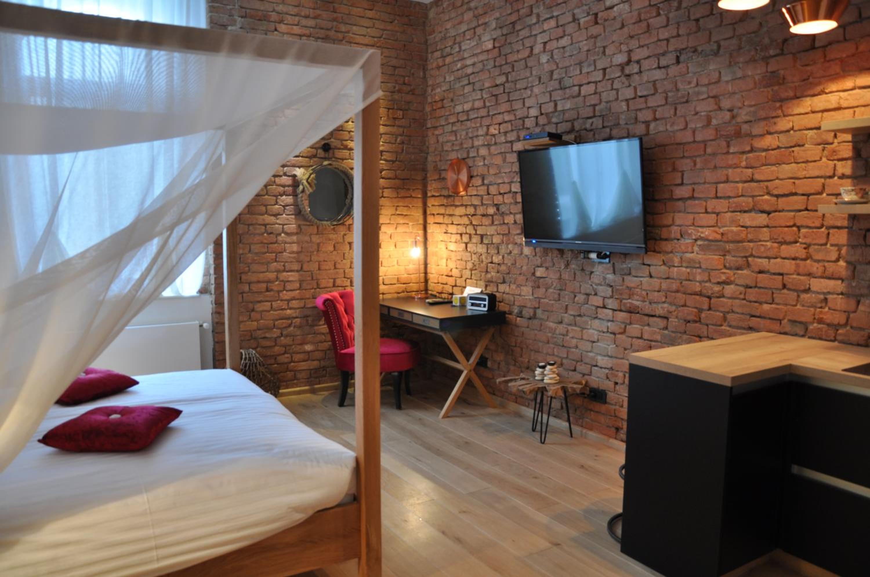 Deluxe King Room - Photo 10