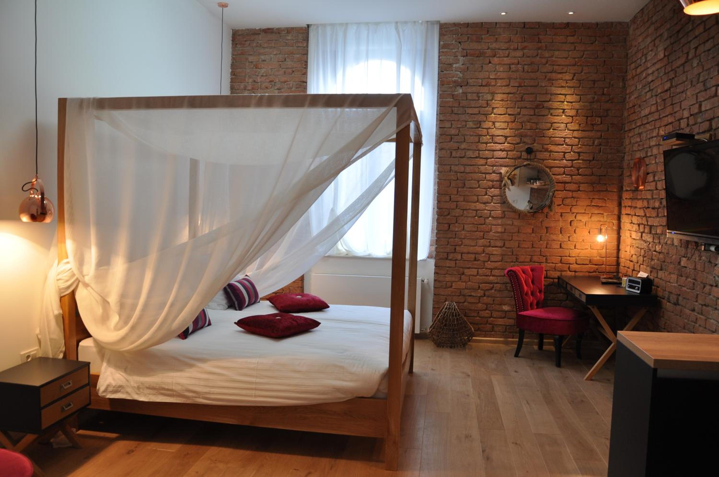Deluxe King Room - Photo 12