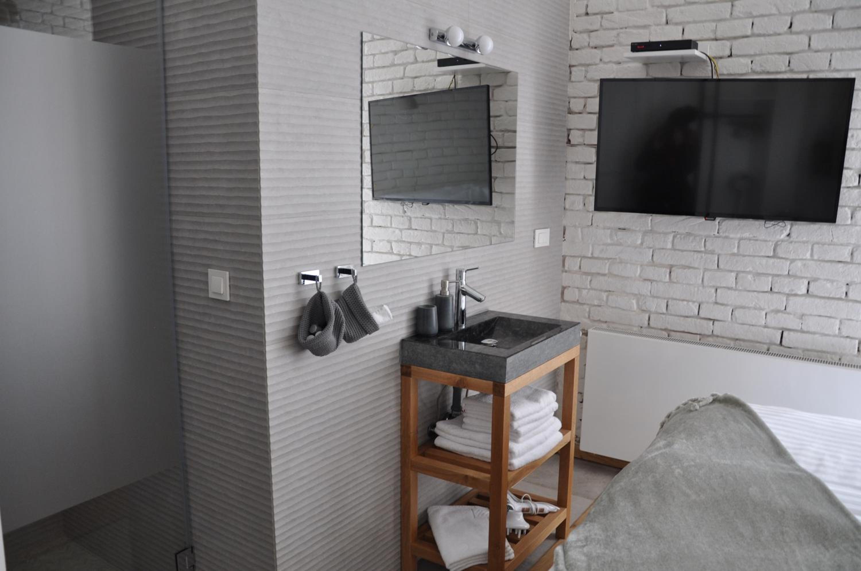 Double Room with Balcony - Photo 3