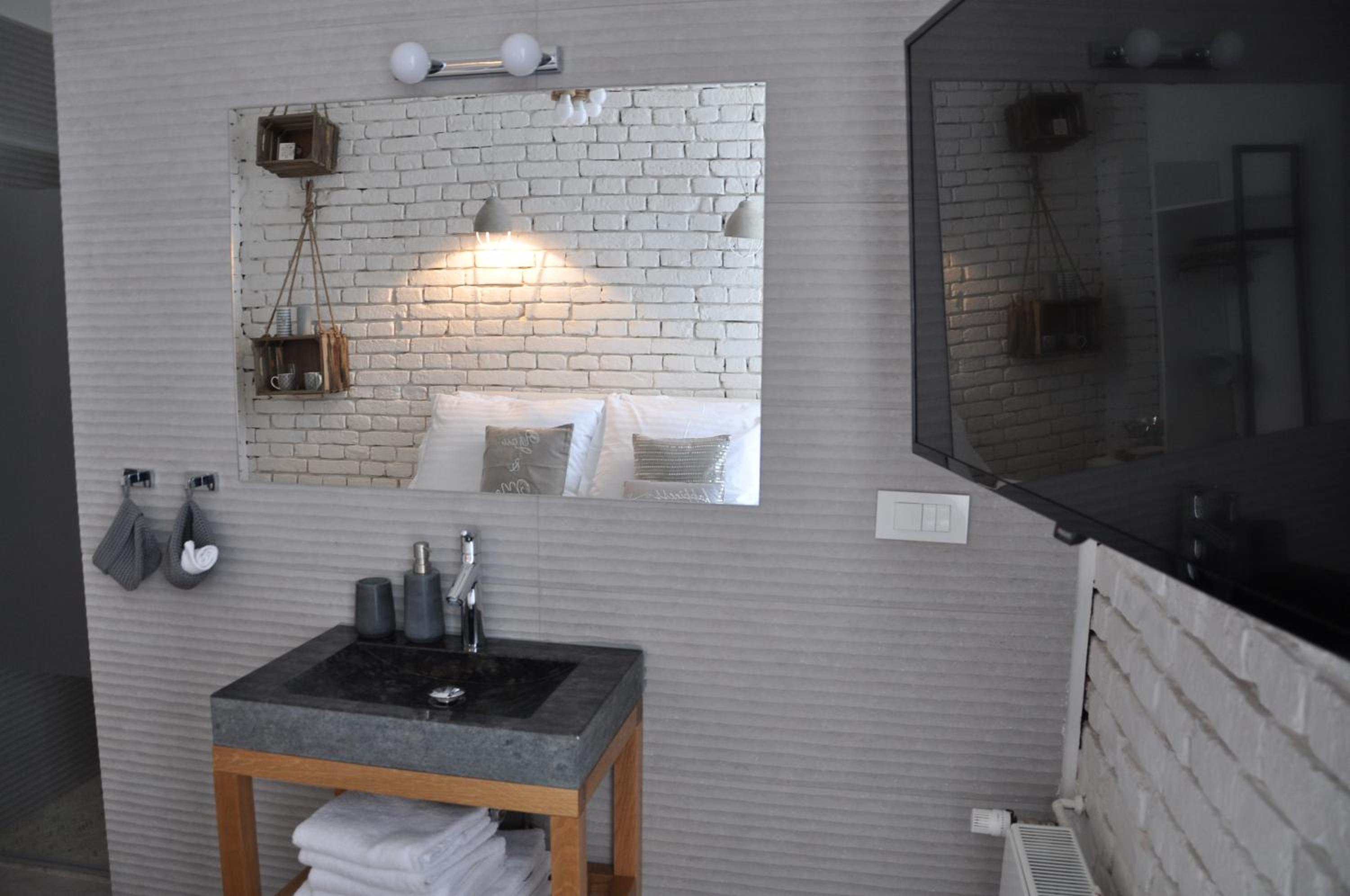 Double Room with Balcony - Photo 6