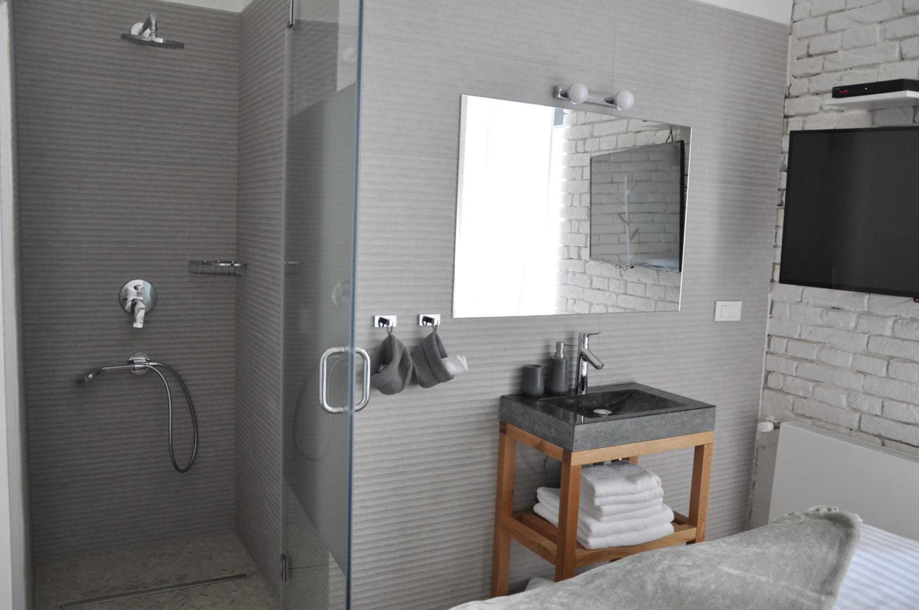 Double Room with Balcony - Photo 4