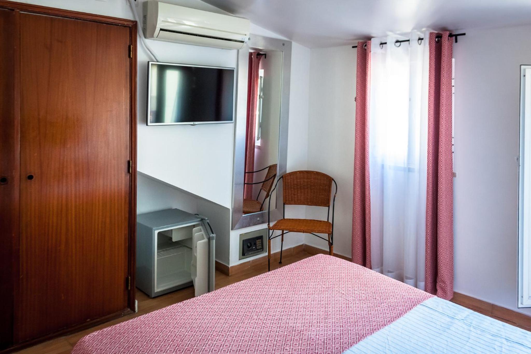 Double Room with Balcony - Photo 24