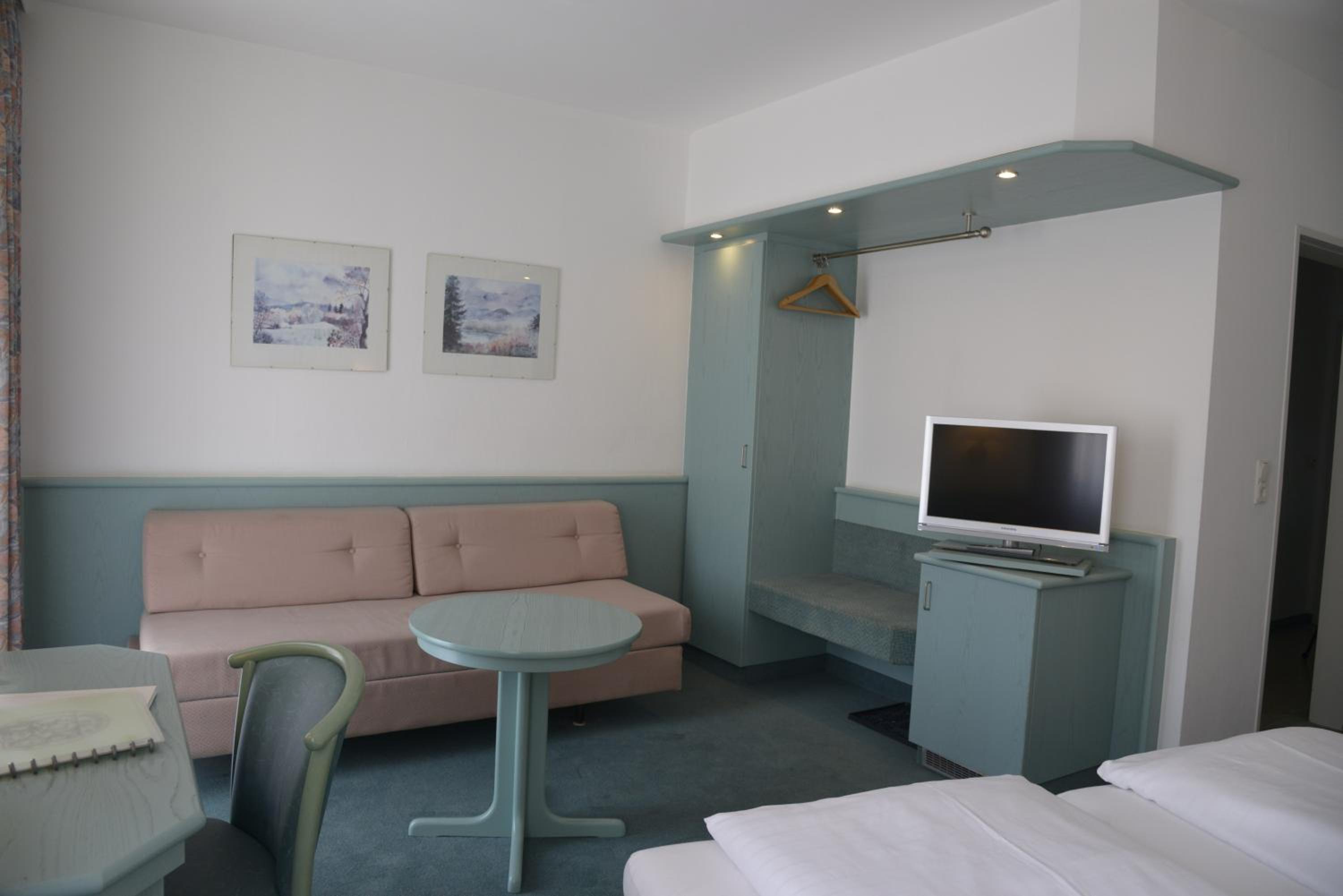 Double Room Facing Courtyard - Photo 4