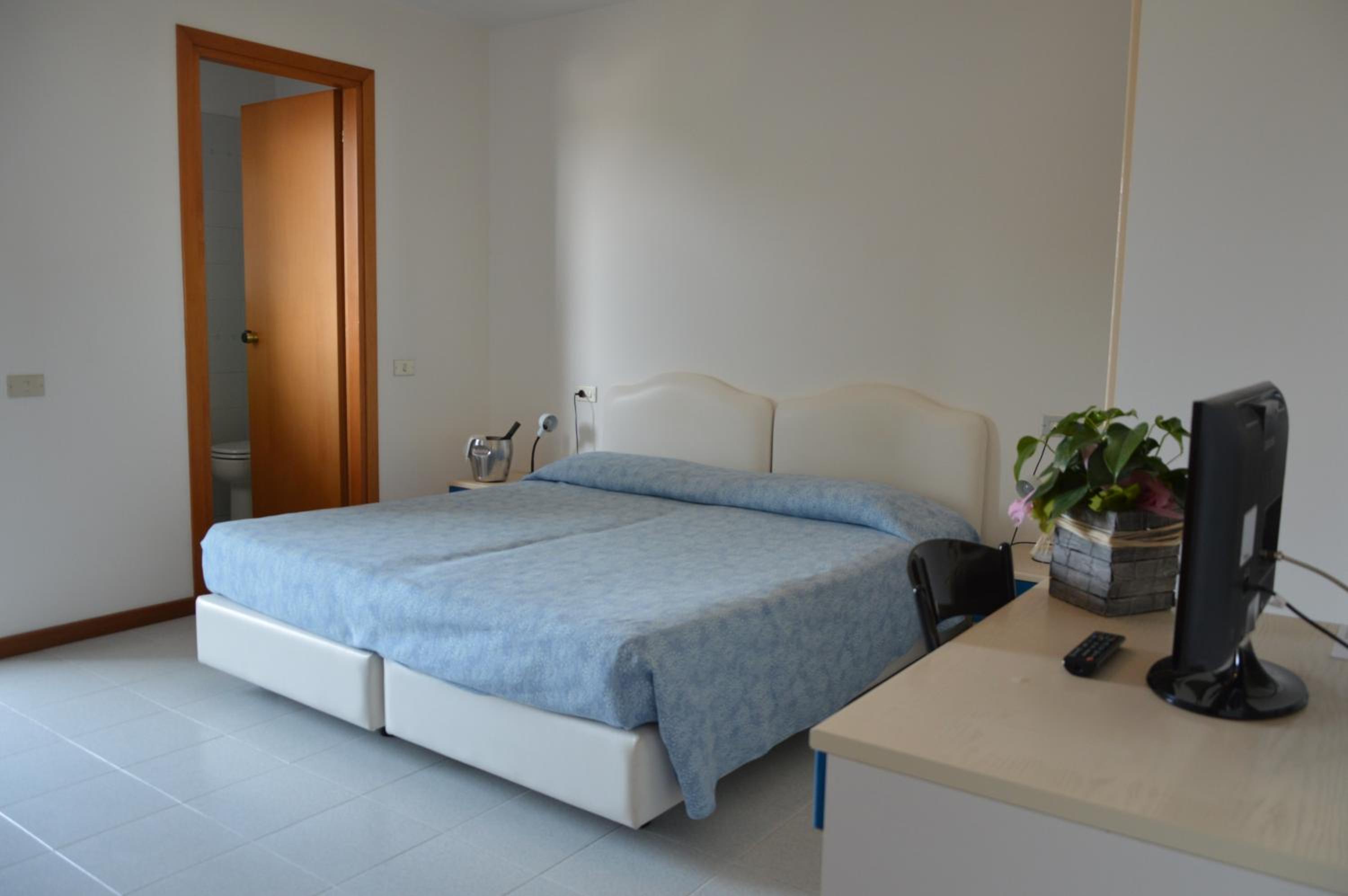 Double or Twin Room with Balcony - Photo 6